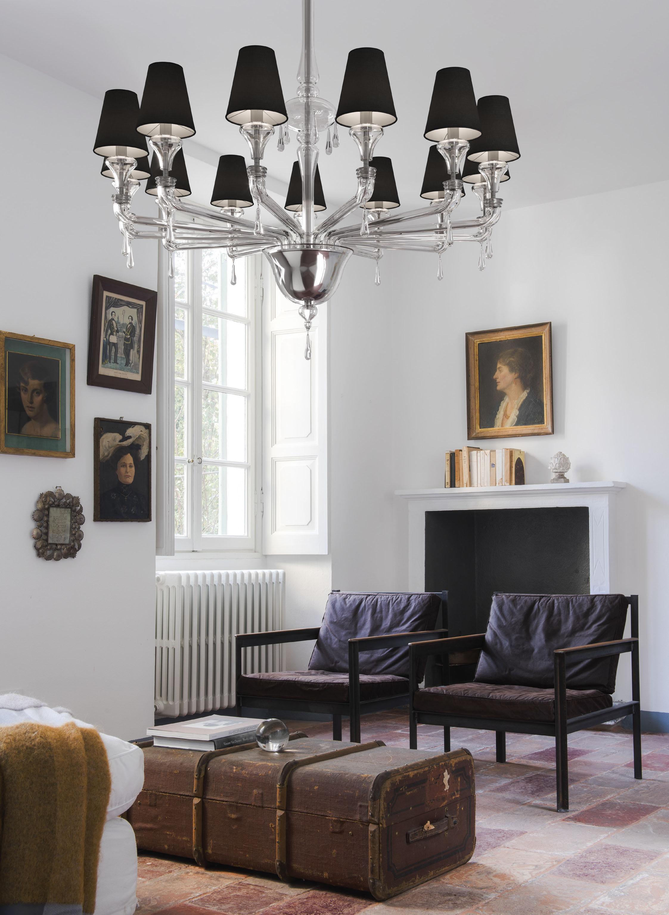 Mit einem Kronleuchter in venezianischem Kristall aus dieser Kollektion können Sie Räumen Eleganz und Charakter verleihen, auch wenn sie sich in ihrem Stil unterscheiden. Charakteristisch sind die geradlinigen Arme, die fast keine Krümmung aufweisen