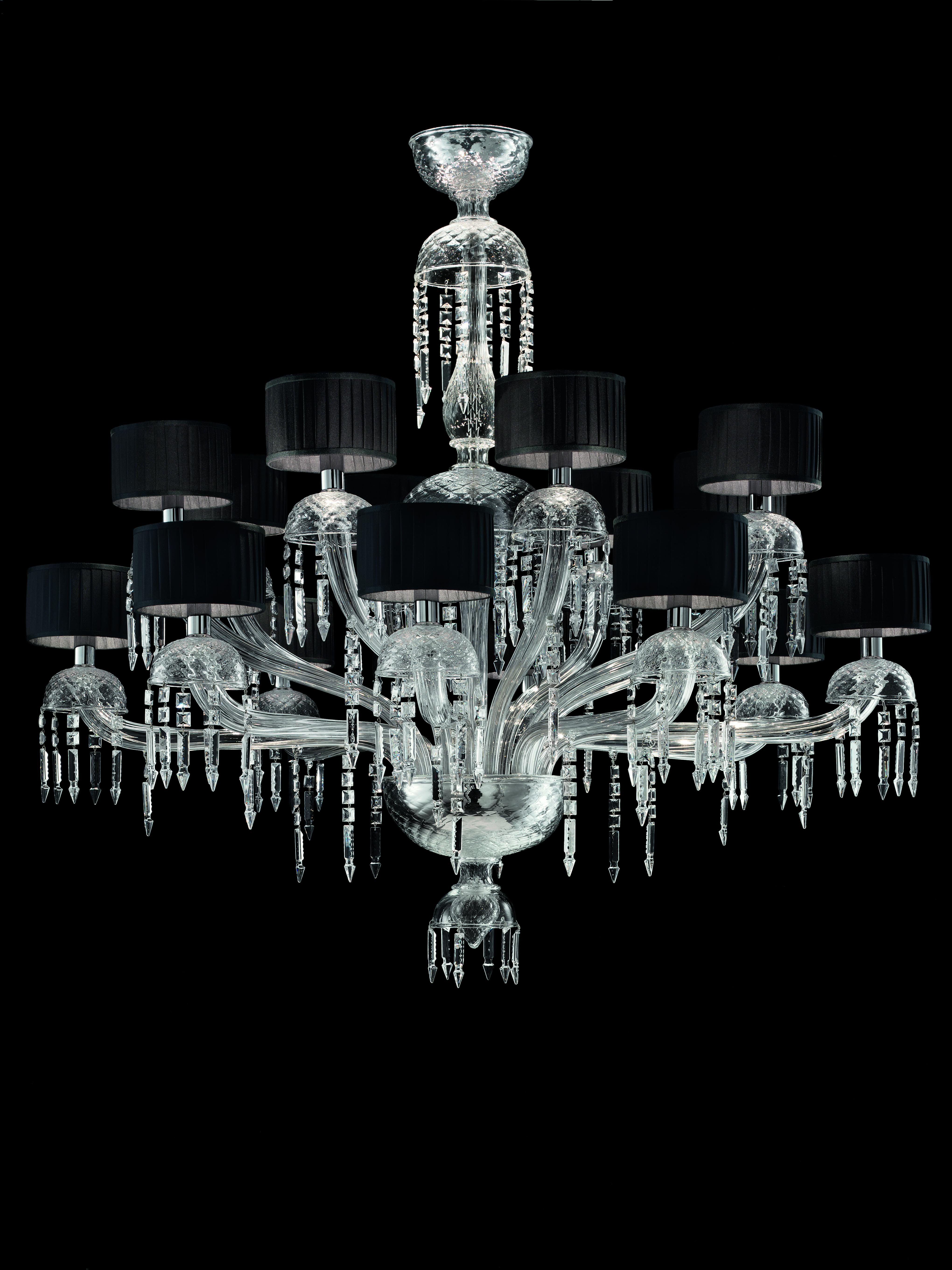 L'opulenza delle forme e dei dettagli si irradia nei pendenti di una collezione maestosa,
degna delle più importanti, sontuose e raffinate residenze francesi. Con la sua ricca
Questa collezione, dal design decorato e sofisticato, è caratterizzata da