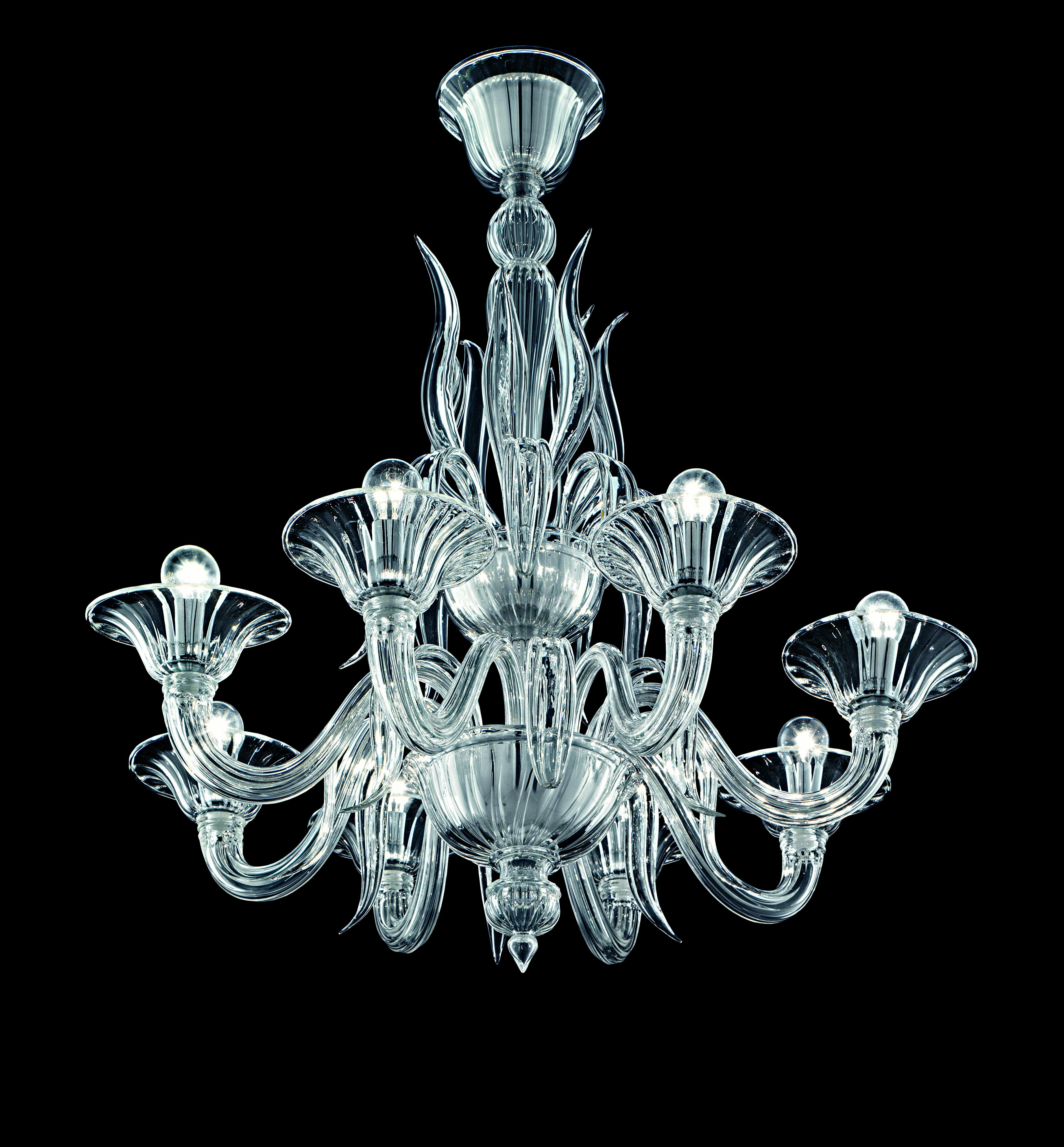 Le caratteristiche di questa collezione sono le sottili foglie allungate create dai maestri artigiani nei nostri forni. Oggetti dal design pulito, da inserire facilmente in un'ampia gamma di contesti, valorizzando un angolo o un'intera stanza.
