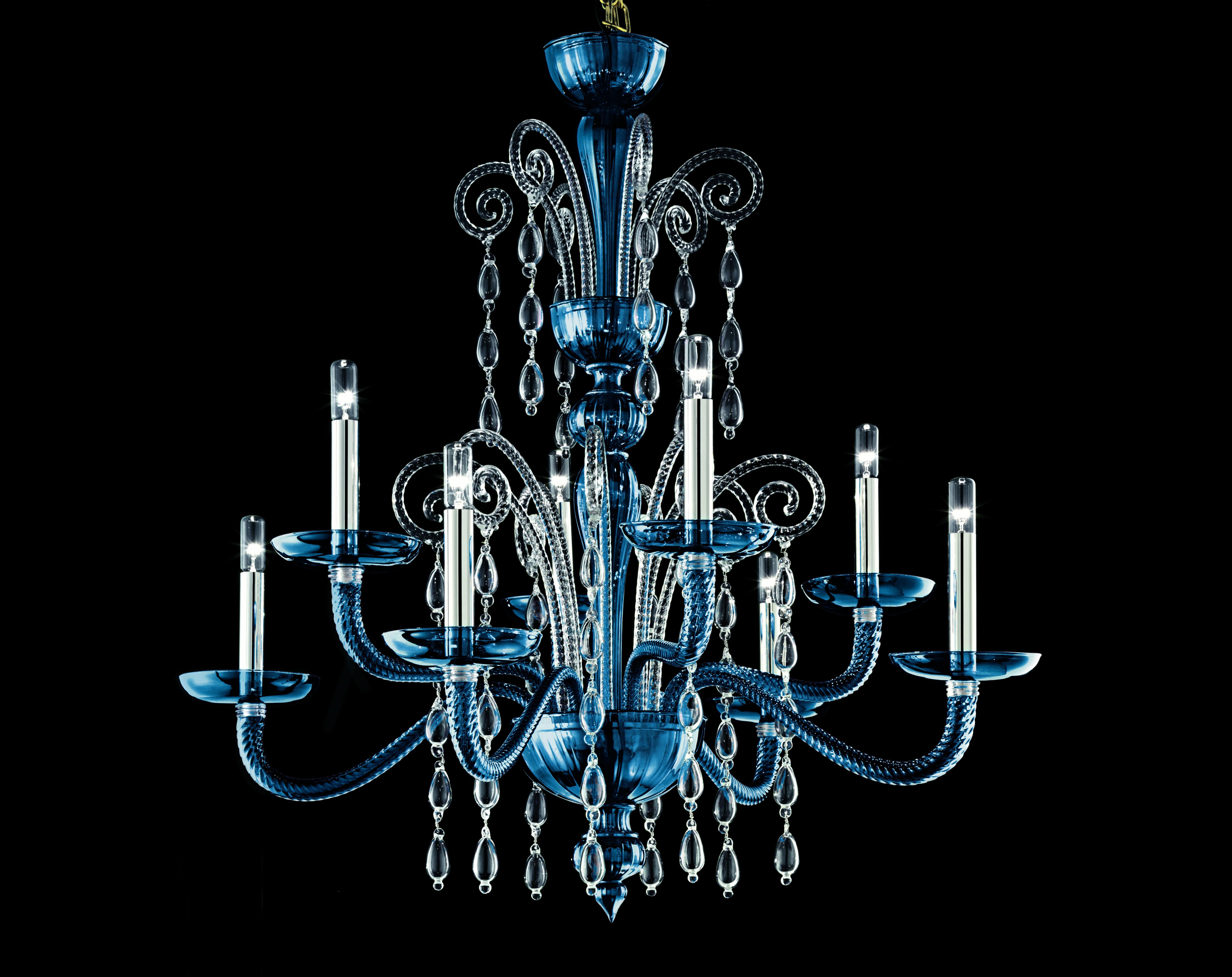 Bubble pendants in mouth blown Venetian crystal, arms on different levels and long metal-finish candles are the key features of this family of chandeliers. The cylindrical bulbs enhance the modernity of the whole.
