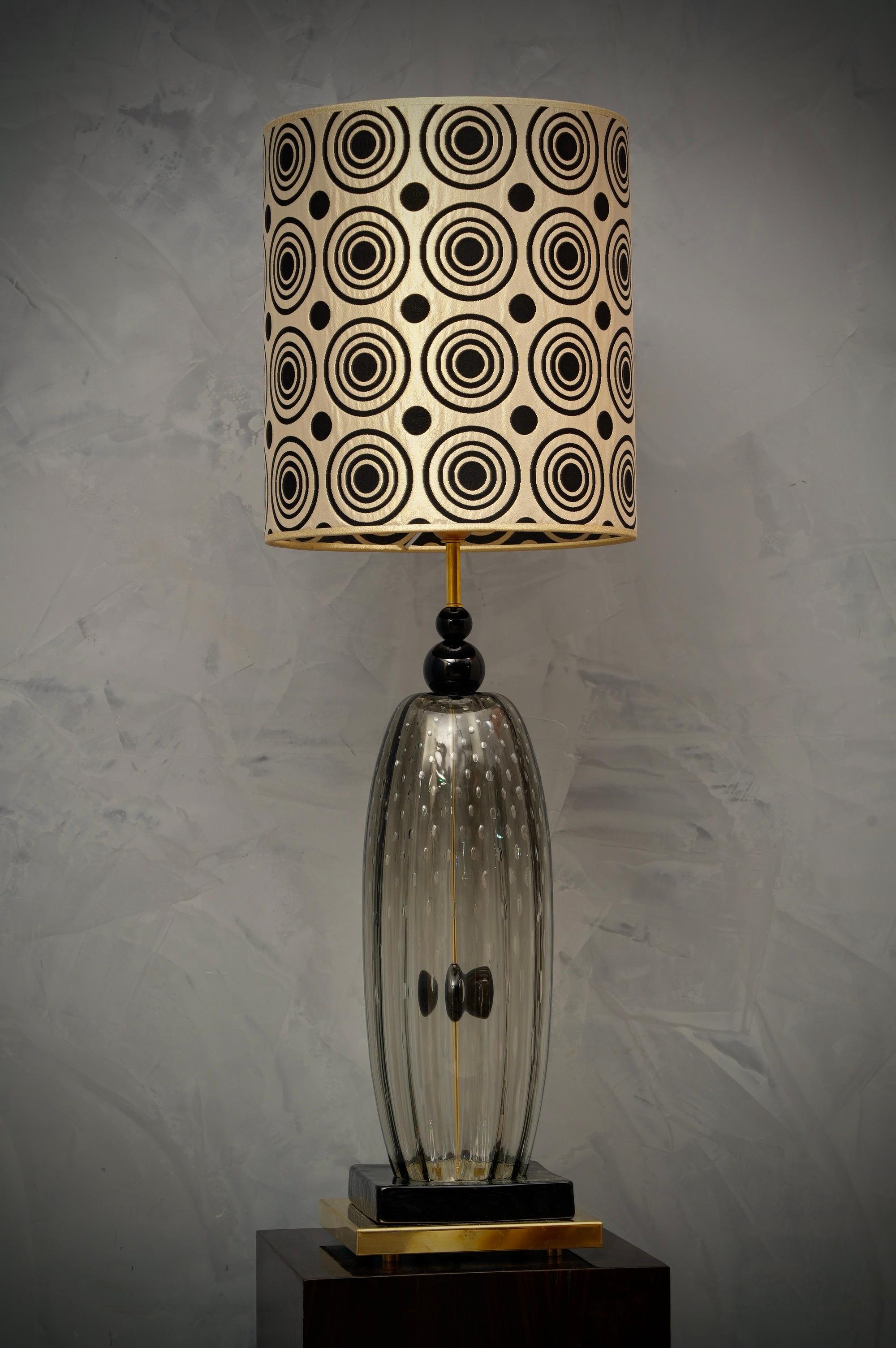 Incroyable beauté pour une lampe de table en verre de Murano du milieu du siècle.  Les fours Murano créent un design intemporel incontestable, à la fois simple et élégant.

Le tout en verre soufflé de Murano, de couleur noire et transparente. Formée