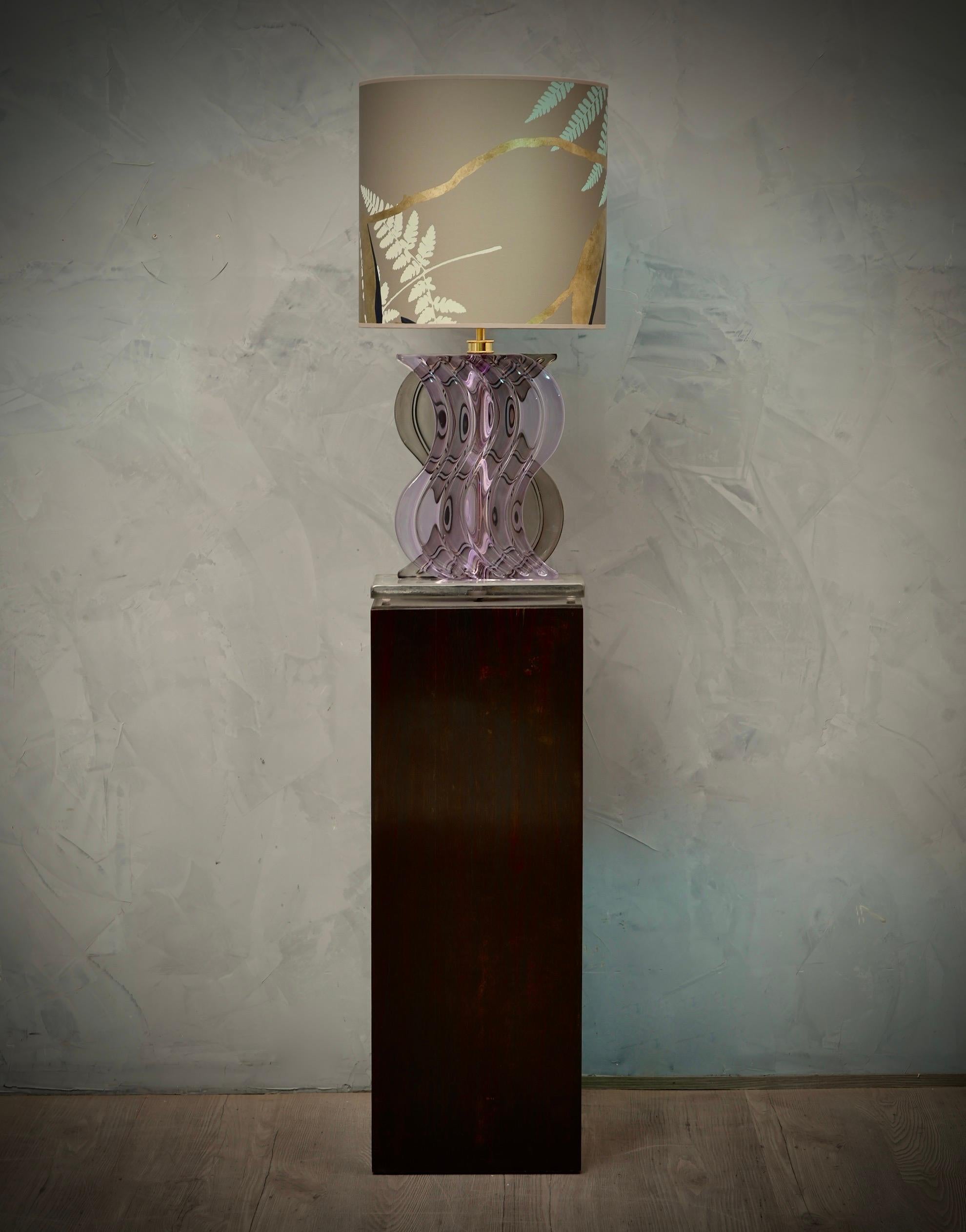 Superbes lampes de table composées d'un verre de Murano immergé de couleur pervenche et fumée. Un design très spécial et unique. Les fours Murano créent un design intemporel incontestable, à la fois simple et élégant.

La lampe est composée d'une