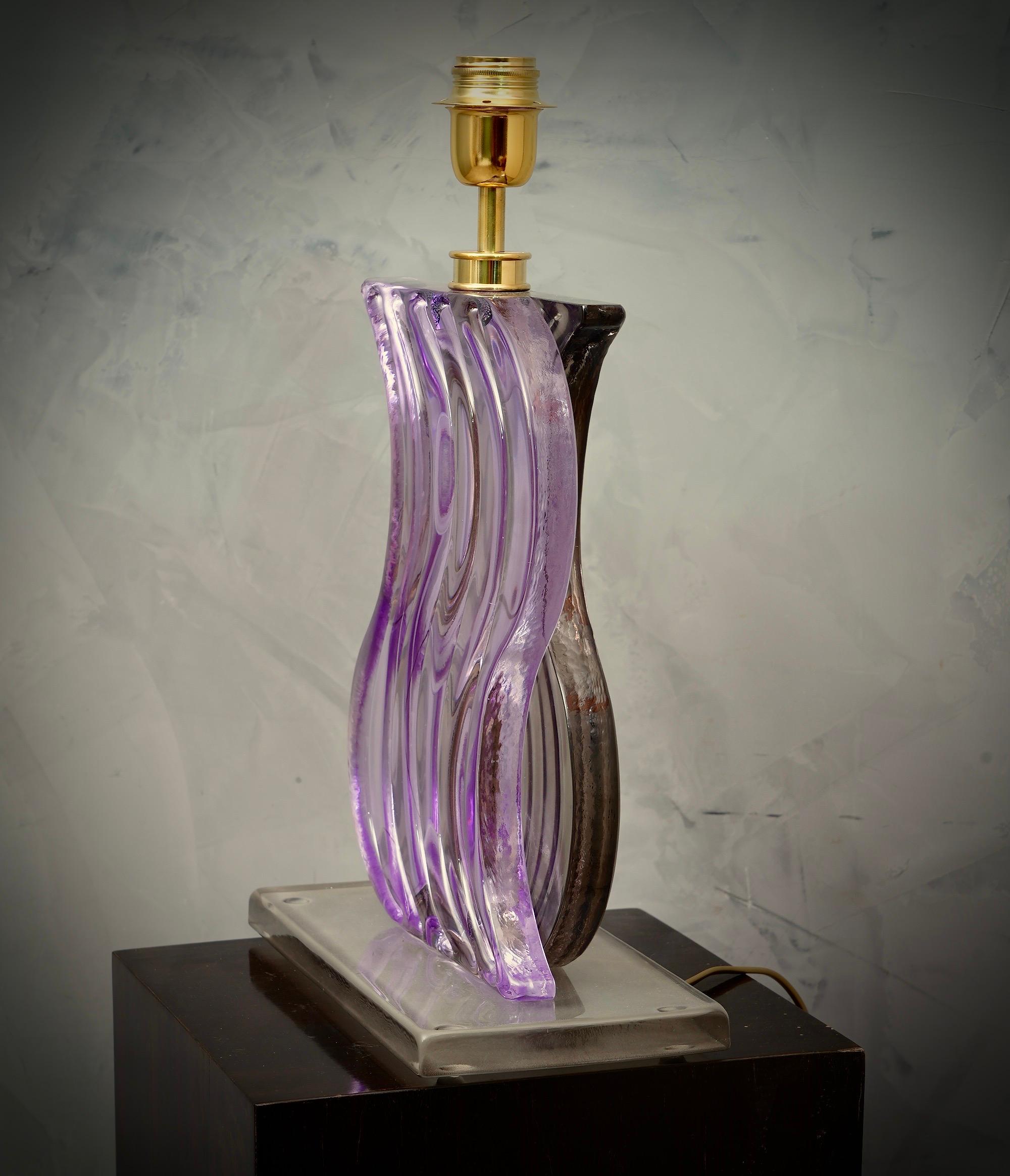Laiton Lampe de bureau mi-siècle en verre soufflé de Murano de couleur pervenche, 1980 en vente