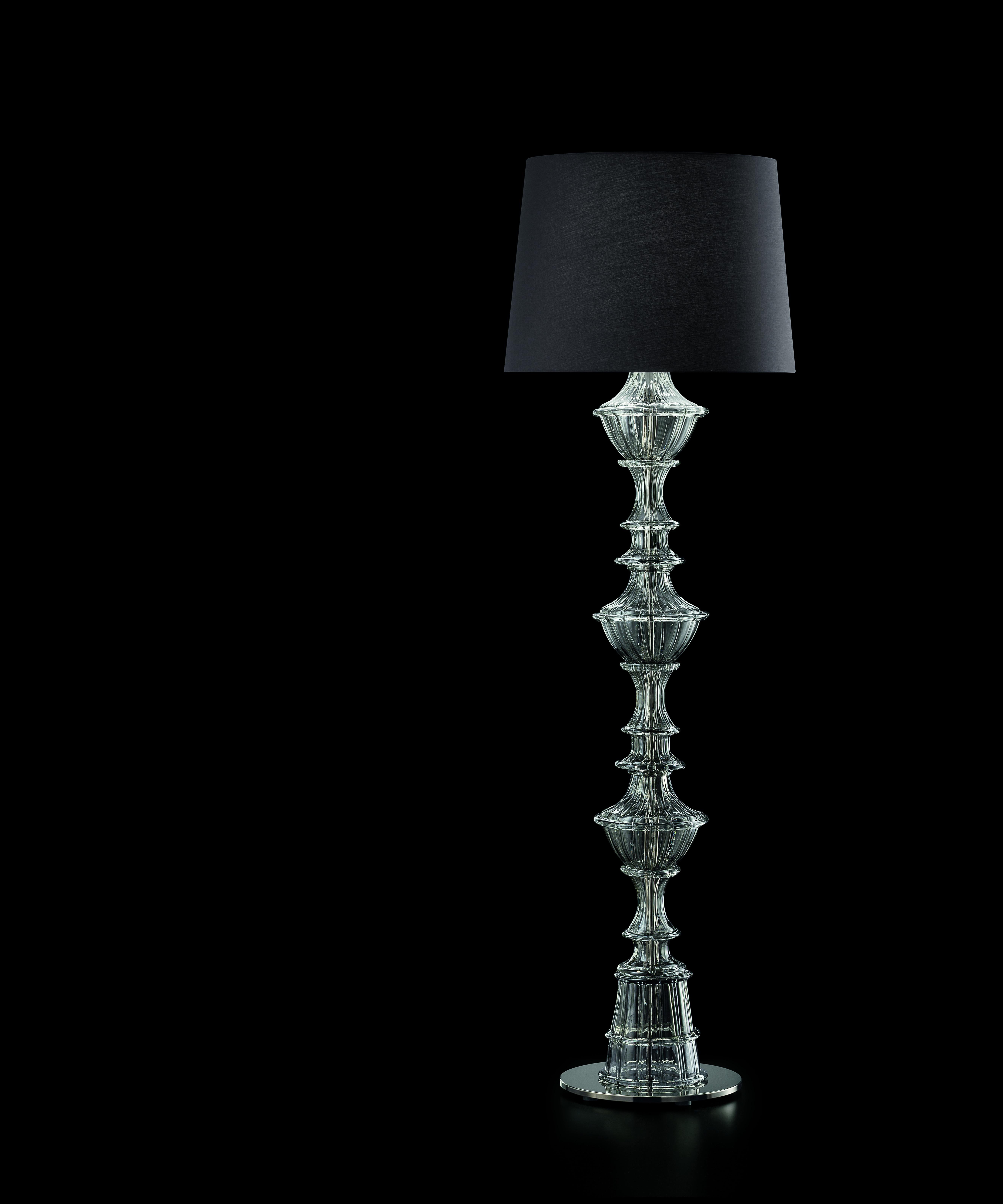 Angelo Barovier ebbe un'idea per una lampada a coste nel 1966. Poi il suo disegno è stato rivisitato, ma questa volta invertito, ripetuto e creato su scala gigante. La sua forma piramidale ricorda un samurai a riposo. Il cristallo veneziano
