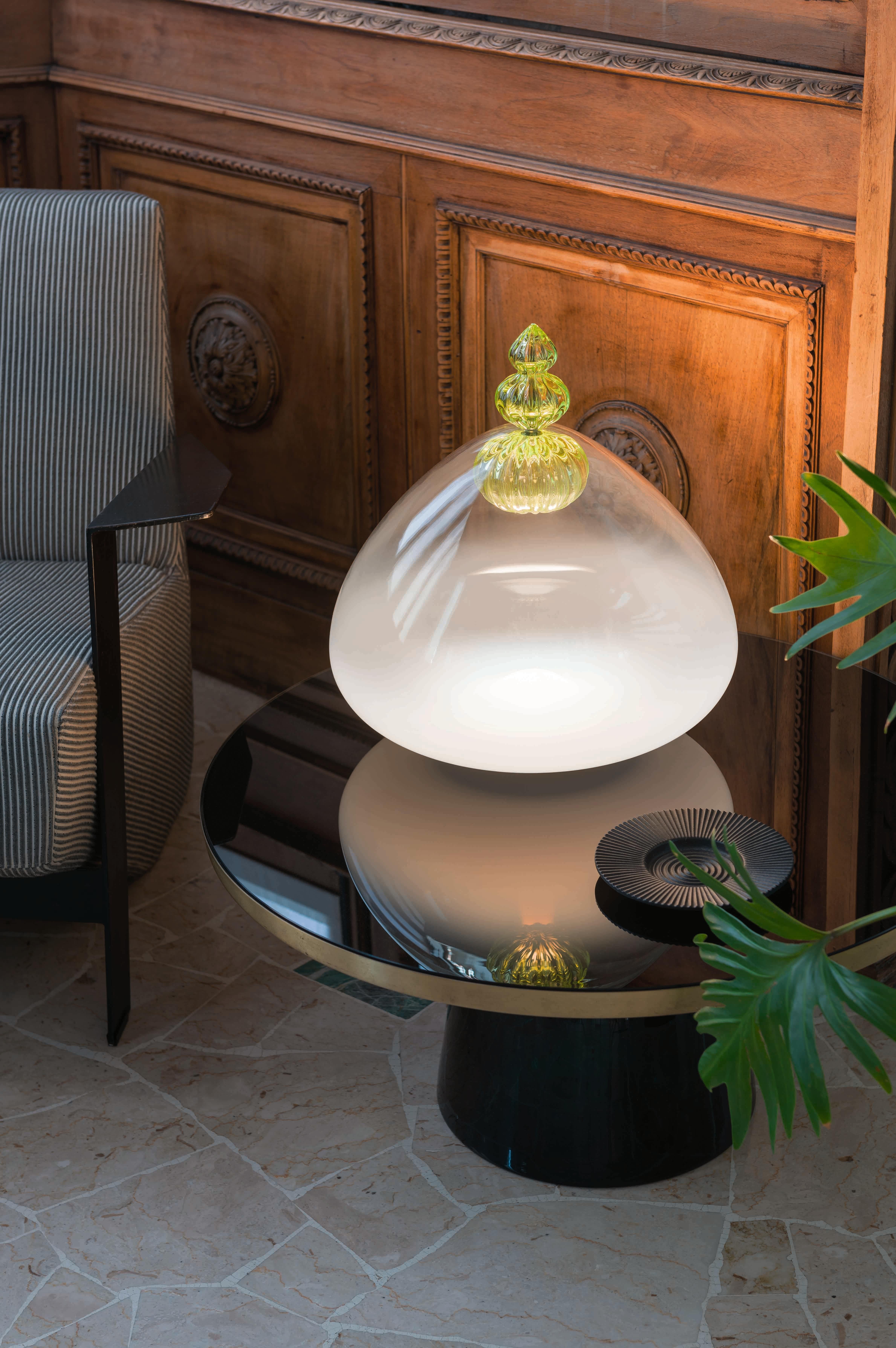 This collection is designed to express harmony, a synthesis of parts, a synergy of contrasts. The external ampoule has a very clean design, made in a single blowing, and a gradually shaded colour, produced by the skillful gesture of the artisan. The