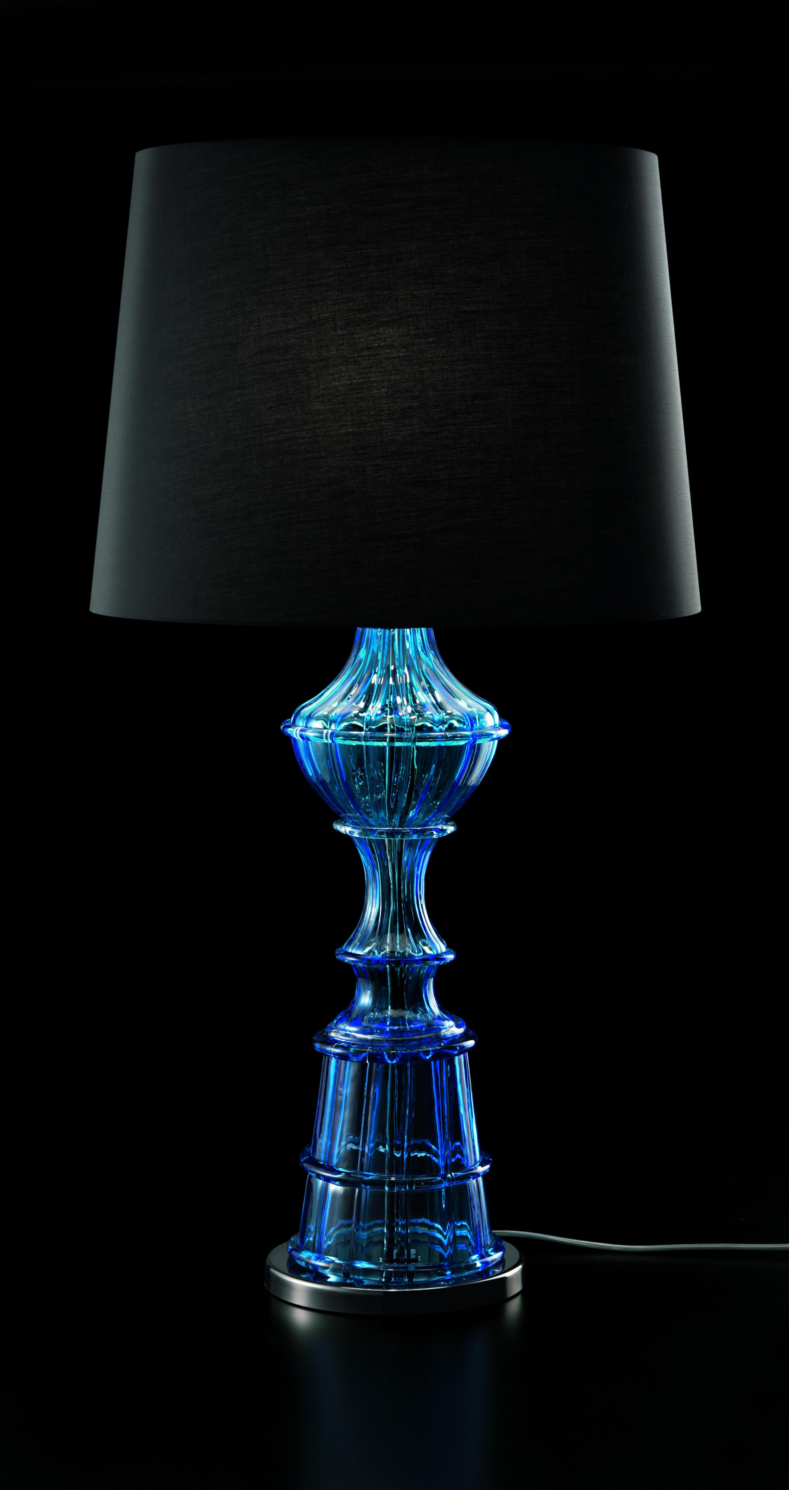 Angelo Barovier had an idea for a ribbed lamp in 1966. Then his design was revisited, but this time inverted, repeated and created on a giant scale. Its pyramid shape recalls of a Samurai at rest. The Venetian crystal used for this piece is
