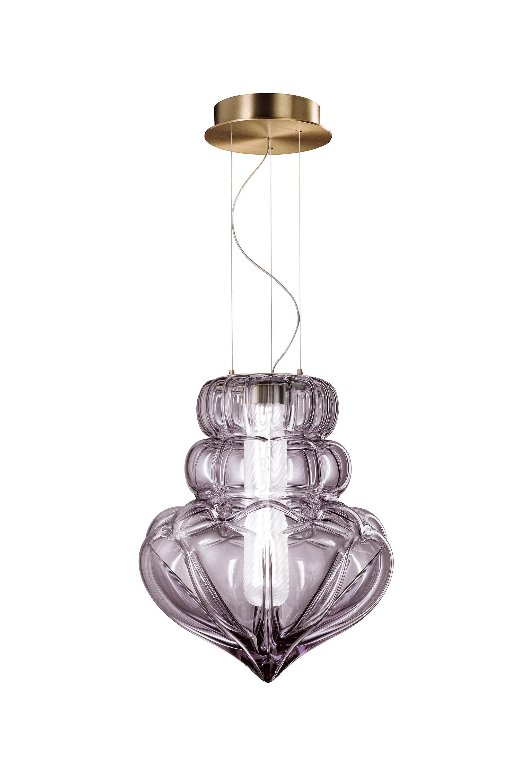 Vallonné è una collezione di lampade a sospensione in cristallo veneziano, soffiato a bocca e lavorato a mano. Azione/reazione, espansione/ritrazione: l'idea del design nasce da questo sistema di forze e tensioni, dove le superfici dell'oggetto