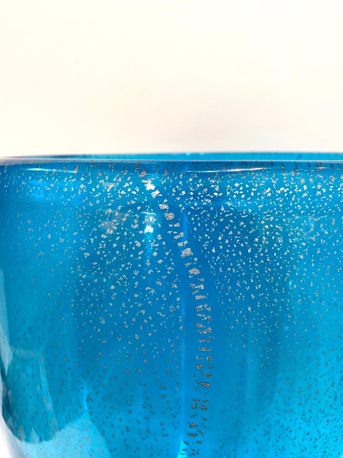 Eine großformatige Vase aus mundgeblasenem Murano-Glas in einem leuchtenden Blau, das durchgehend mit einem klassischen Makettenmuster aus Silberblättern verziert ist.