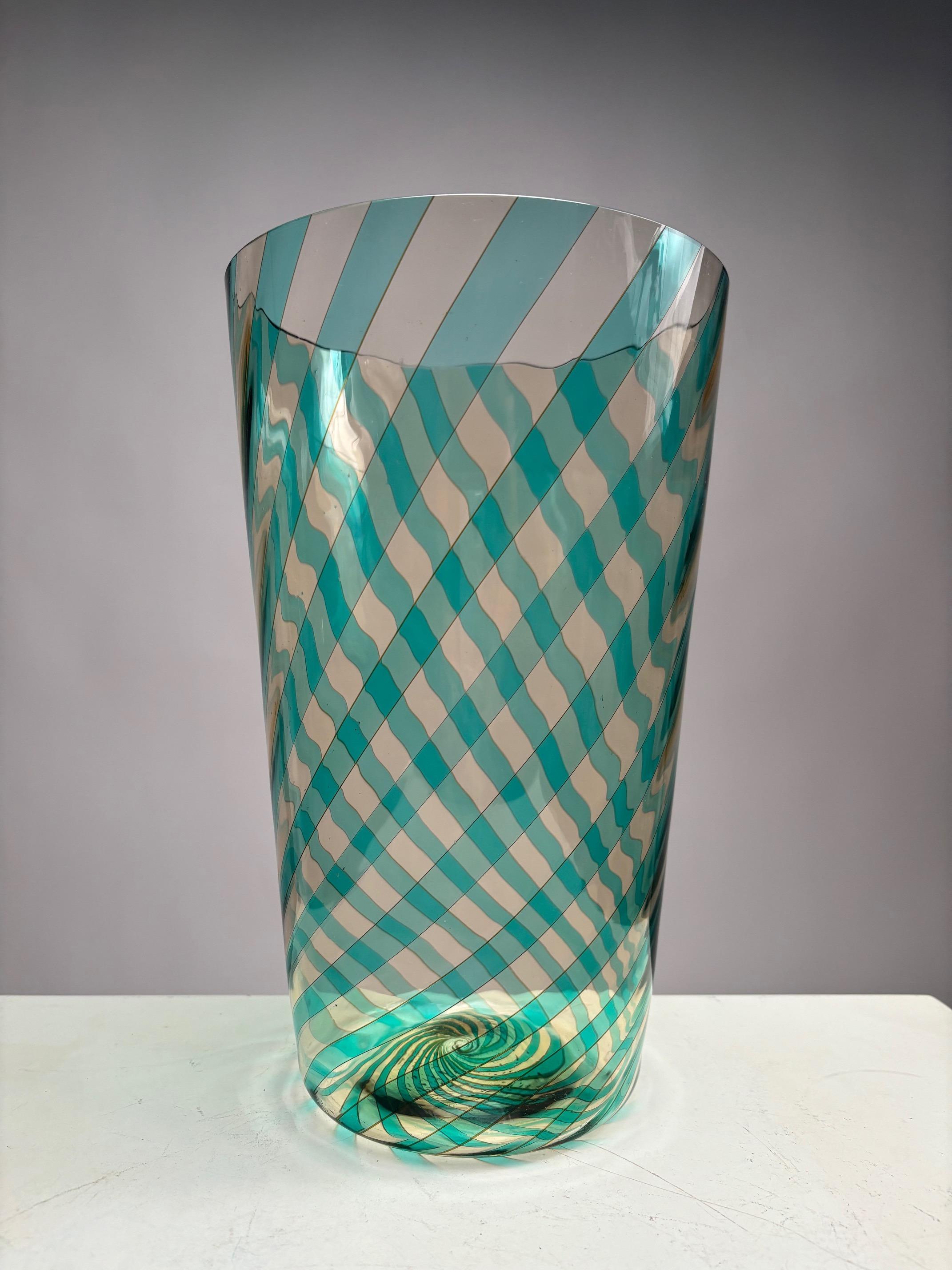 Raro y refinado jarrón italiano de vidrio soplado bicolor realizado por el fabricante artístico VeArt en 1983 y firmado en la parte inferior