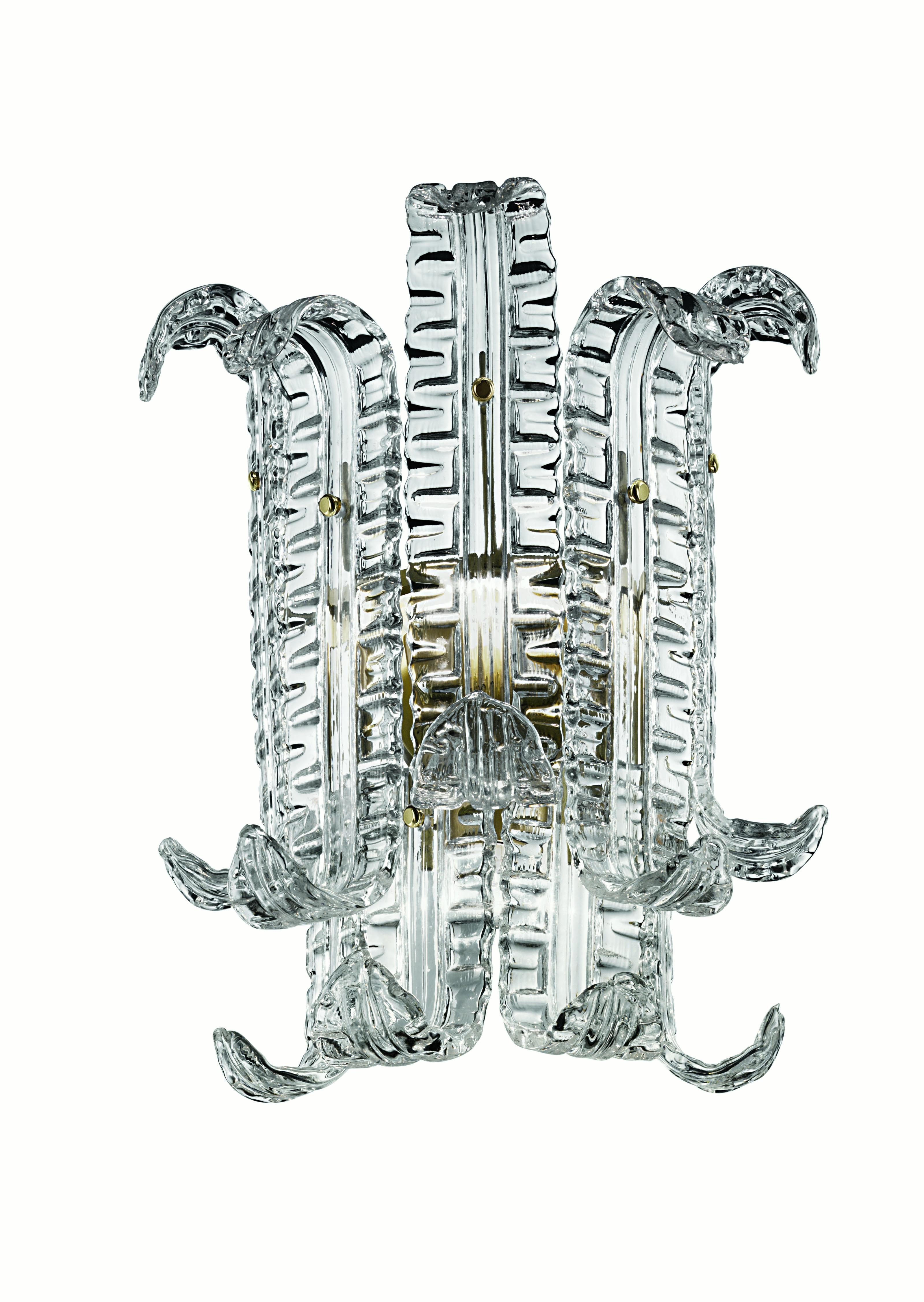For a plunge into an evocative Déco mood that takes its cue from the glamour of the 1920s and 1930s. The charm of a cascade of light composed of sparkling and voluptuous leaves of Venetian crystal, delicately curled at the extremities.
