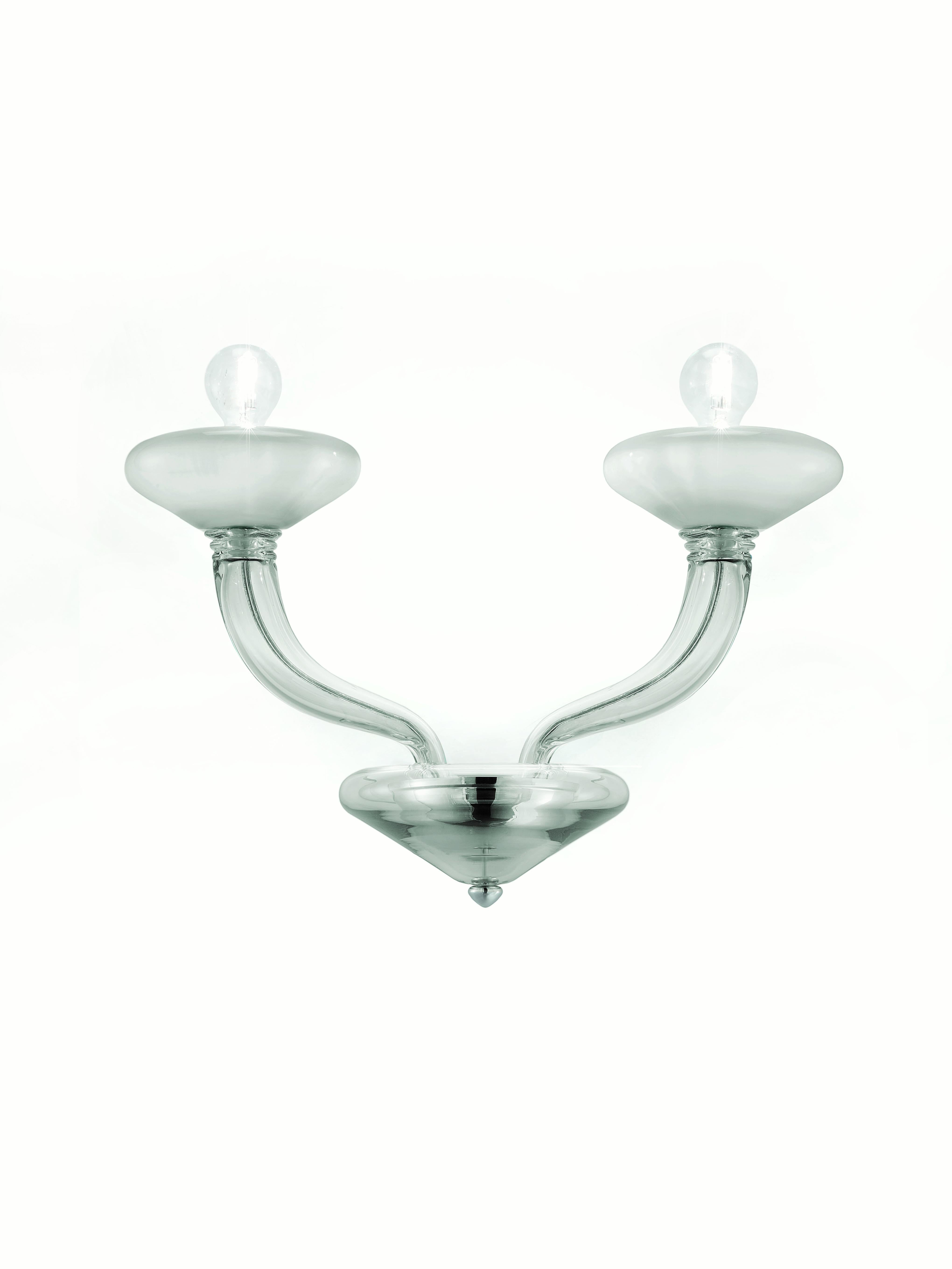Sinuous, elegant arms which unfurl from the central chassis. The lamp-holder cups are always opaque white with a shade whose tonality is the same as the arms.
