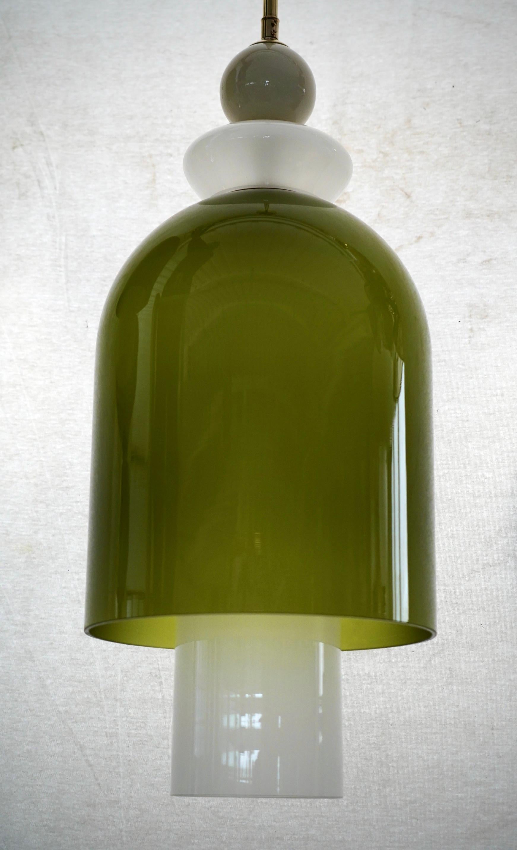 Précieuse lanterne en verre soufflé de Murano, dont les couleurs sont uniques et vont du vert au blanc. Ce sont des objets très élégants et raffinés, ils peuvent être placés à différents endroits de la maison, par exemple en les suspendant de haut