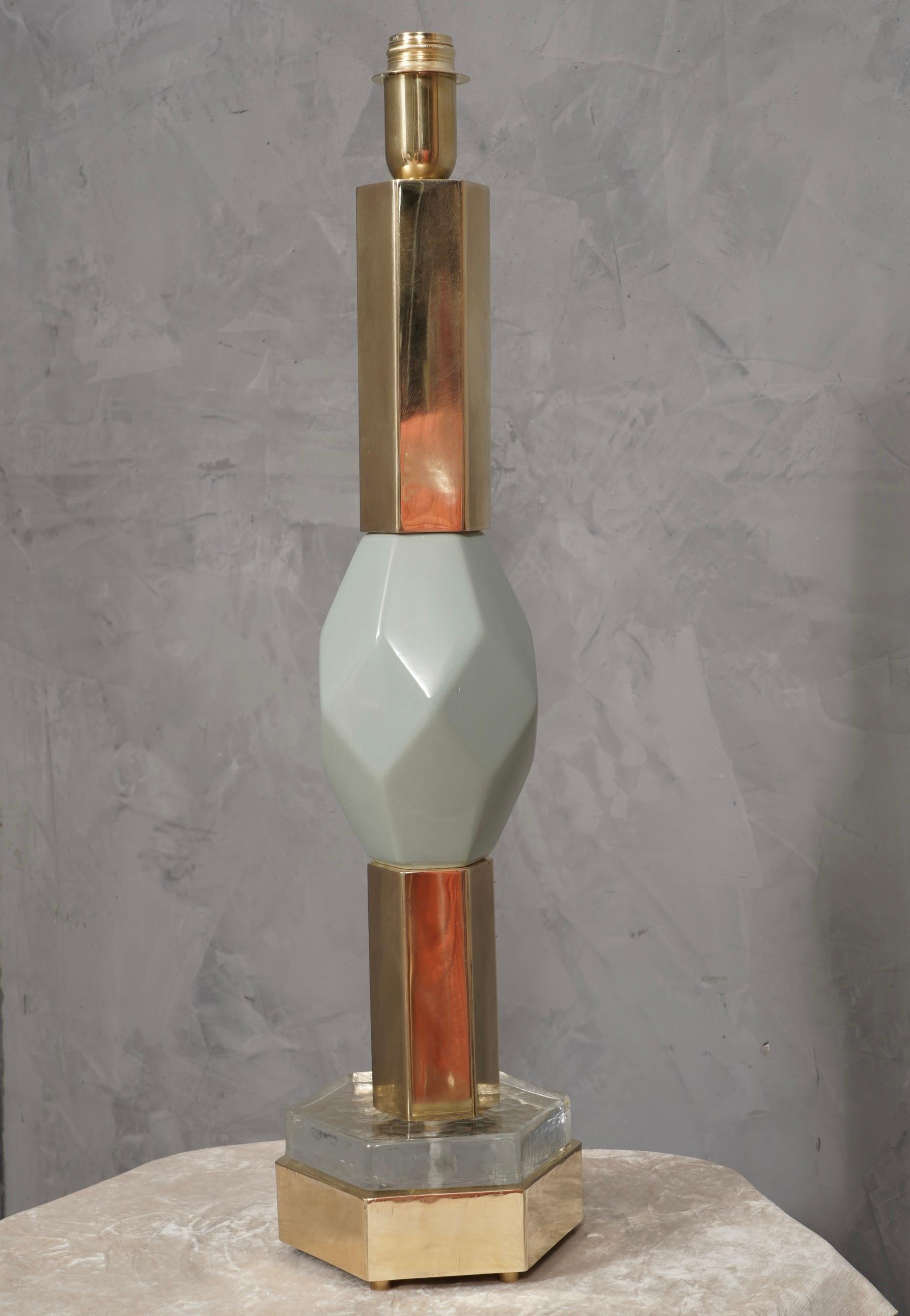 Une lampe de table très spéciale et originale de Murano, un prisme est inséré entre deux grands tubes hexagonaux en laiton, de couleur sarcelle. Leur forme est très fascinante.

La lampe est composée d'un prisme central, placé au-dessus et