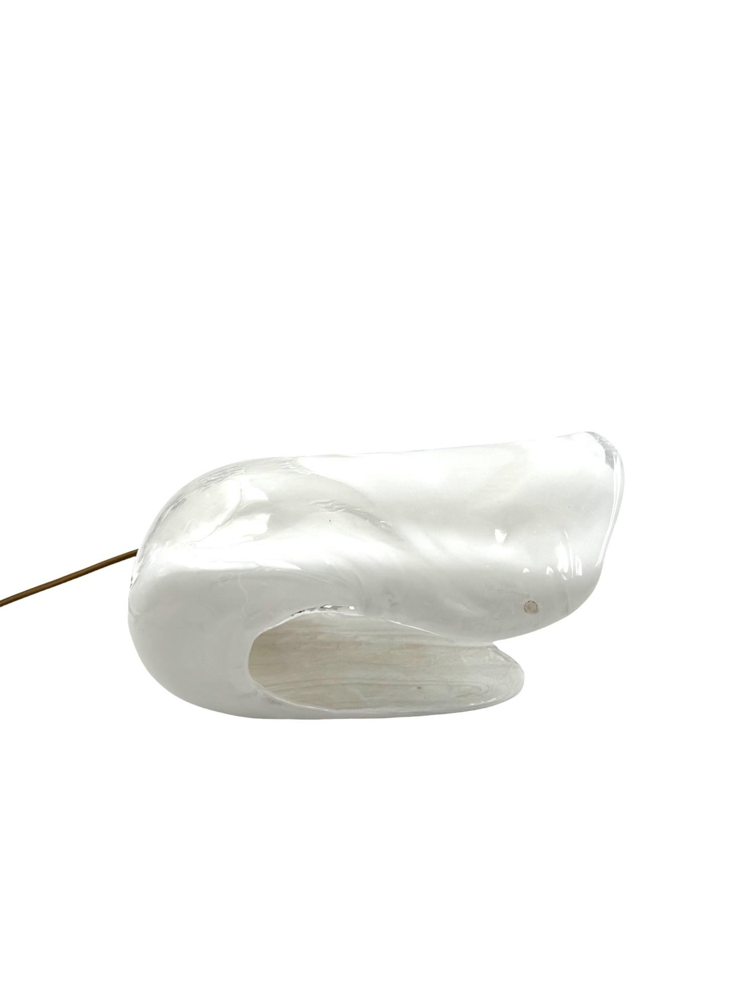 Italian Lampe de table sculpturale en verre soufflé de Murano en forme de coquillage, La Murrina Italie 1970 en vente