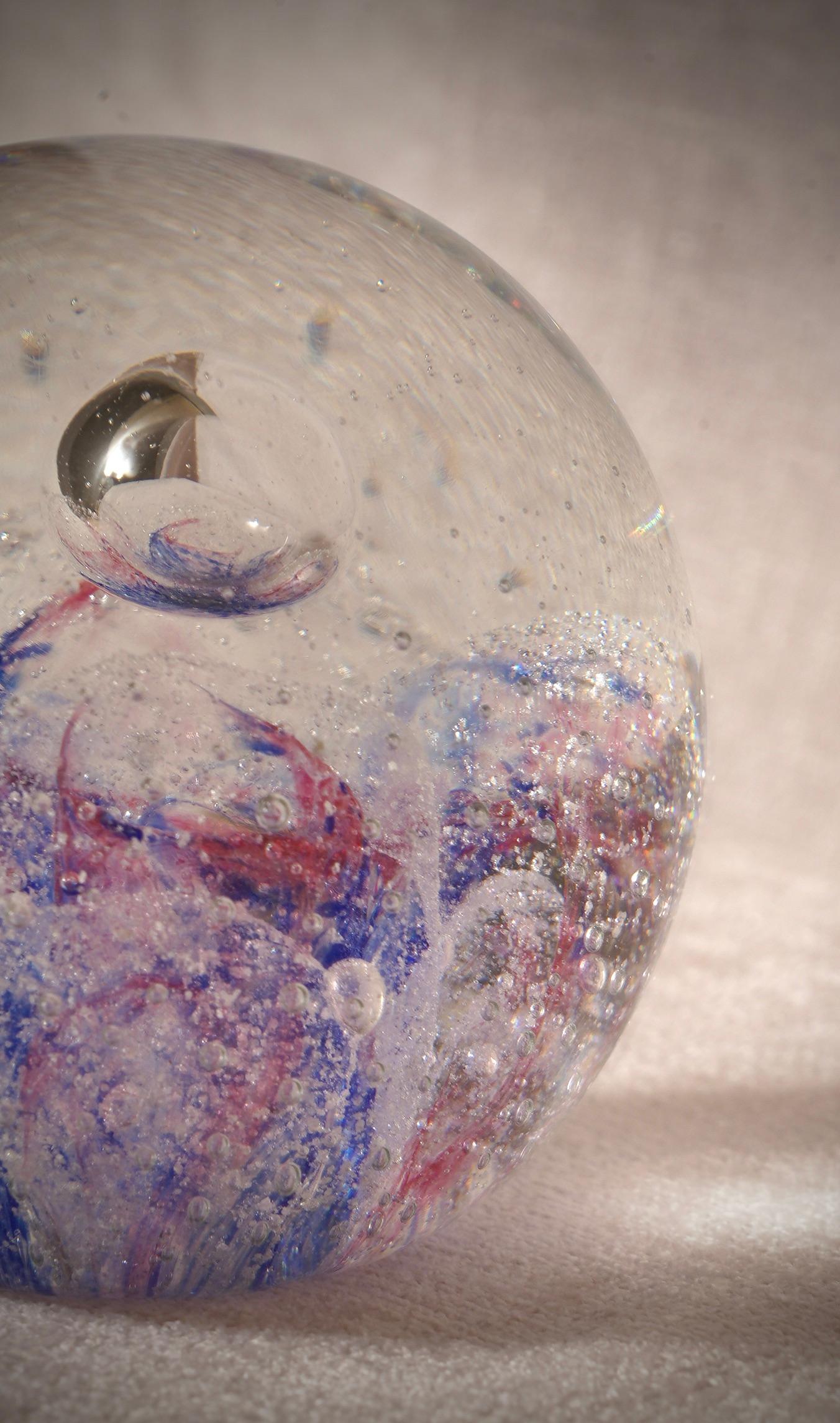 Verre de Murano Sphère en verre d'art bleu et rose de Murano, 1980 en vente