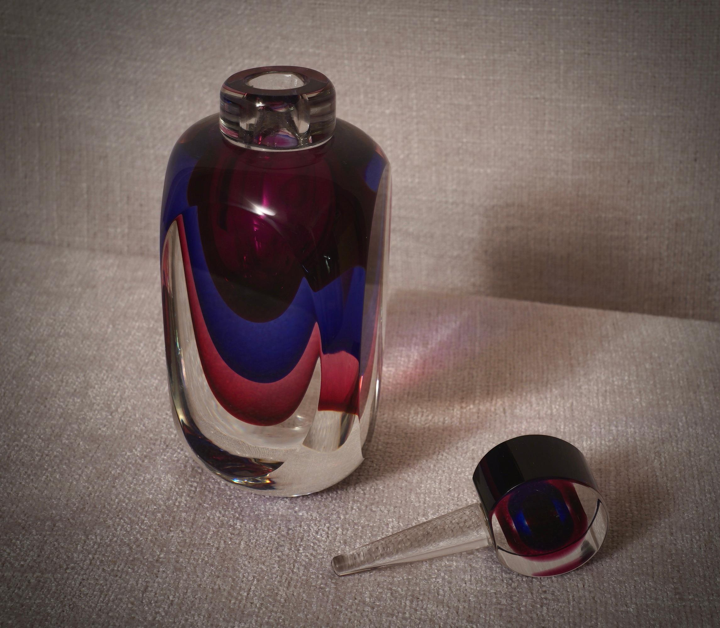Murano Blau und Rosa Parfümflasche, 1990 (Moderne der Mitte des Jahrhunderts) im Angebot