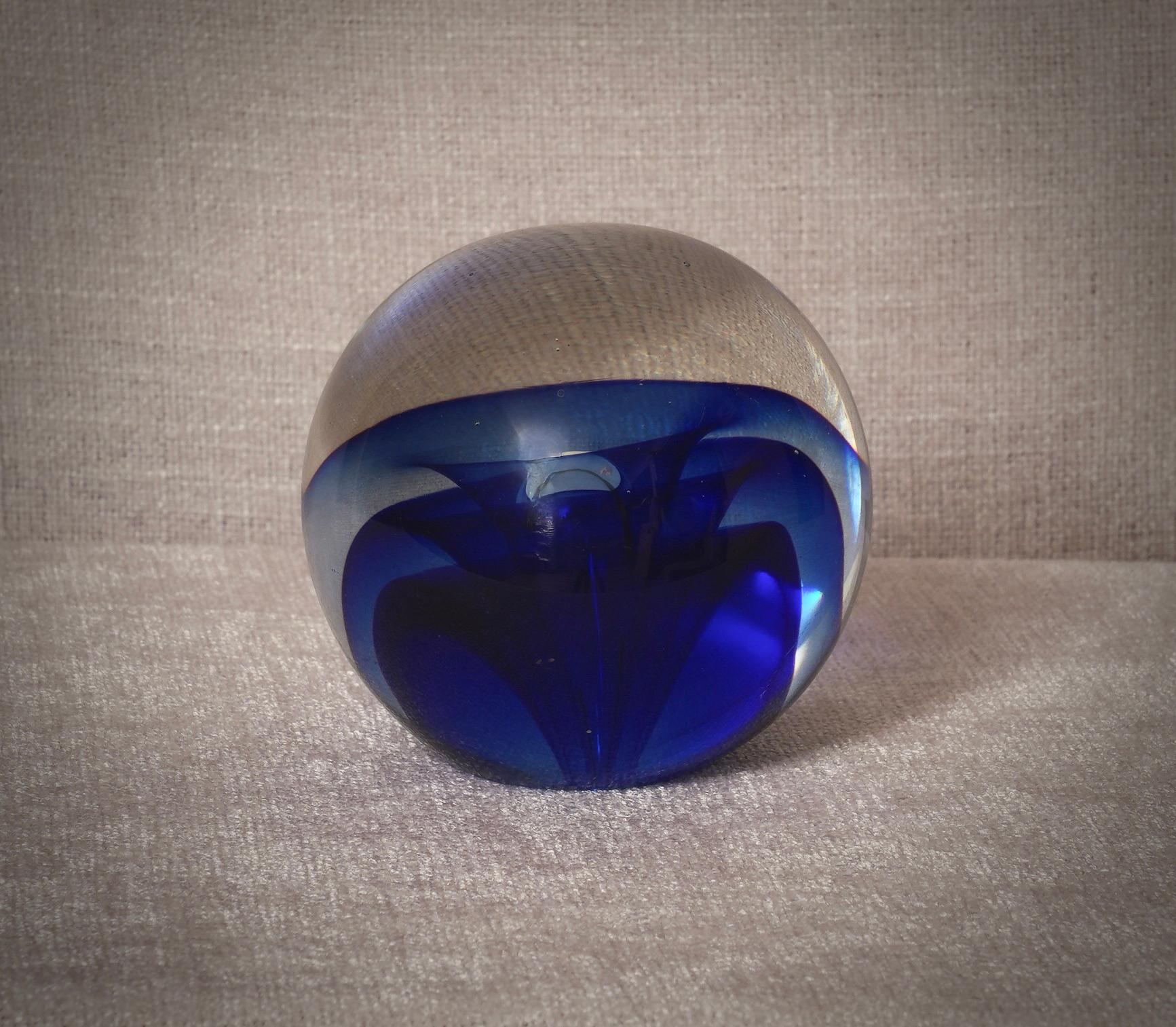 Une sphère avec des décorations internes dans différentes nuances de bleu et transparentes. Une sculpture de la plus haute qualité, unique en son genre à Murano.

Classique de la verrerie de Murano, la sphère reste un symbole de statut à Murano.