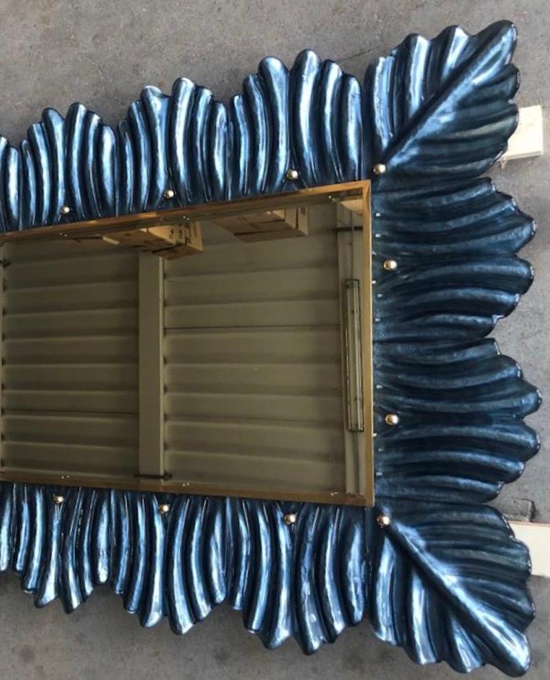 Un cadre de couleur bleu fort, atteint l'œil de l'observateur, le laissant envoûté ; de Murano blu miroir mural en verre d'art. D'une belle forme et d'une excellente taille, ce miroir mural est un véritable objet de design.

La structure du miroir