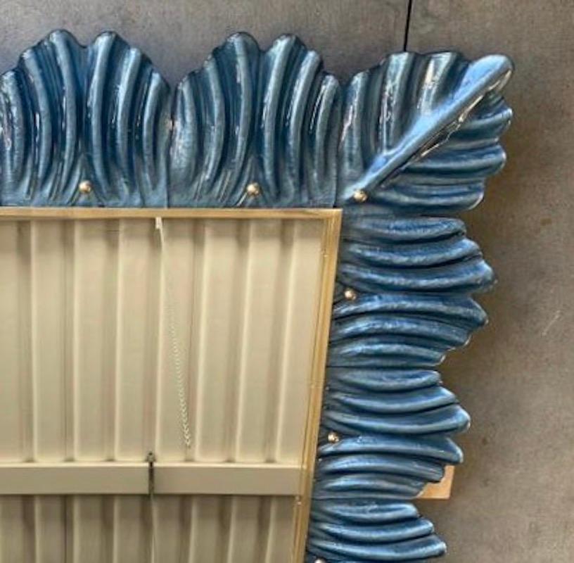 XXIe siècle et contemporain Console/miroir mural mi-siècle en verre de Murano de couleur bleue et laiton, 2020 en vente