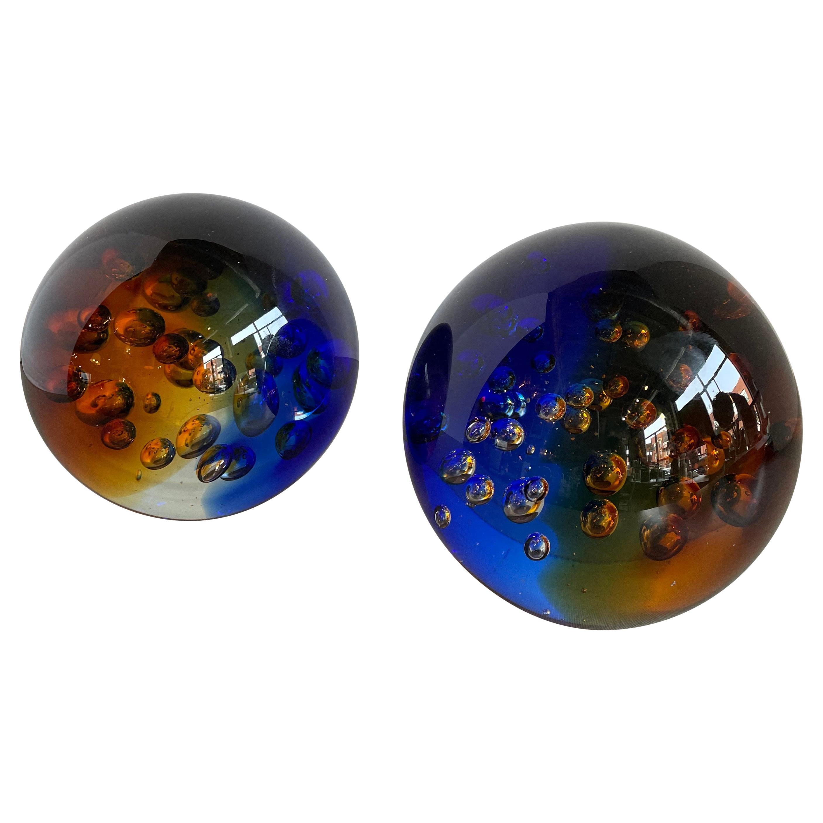 Presse-papier à bulles contrôlées bleu et ambre de Murano par Galaxy D'Arte