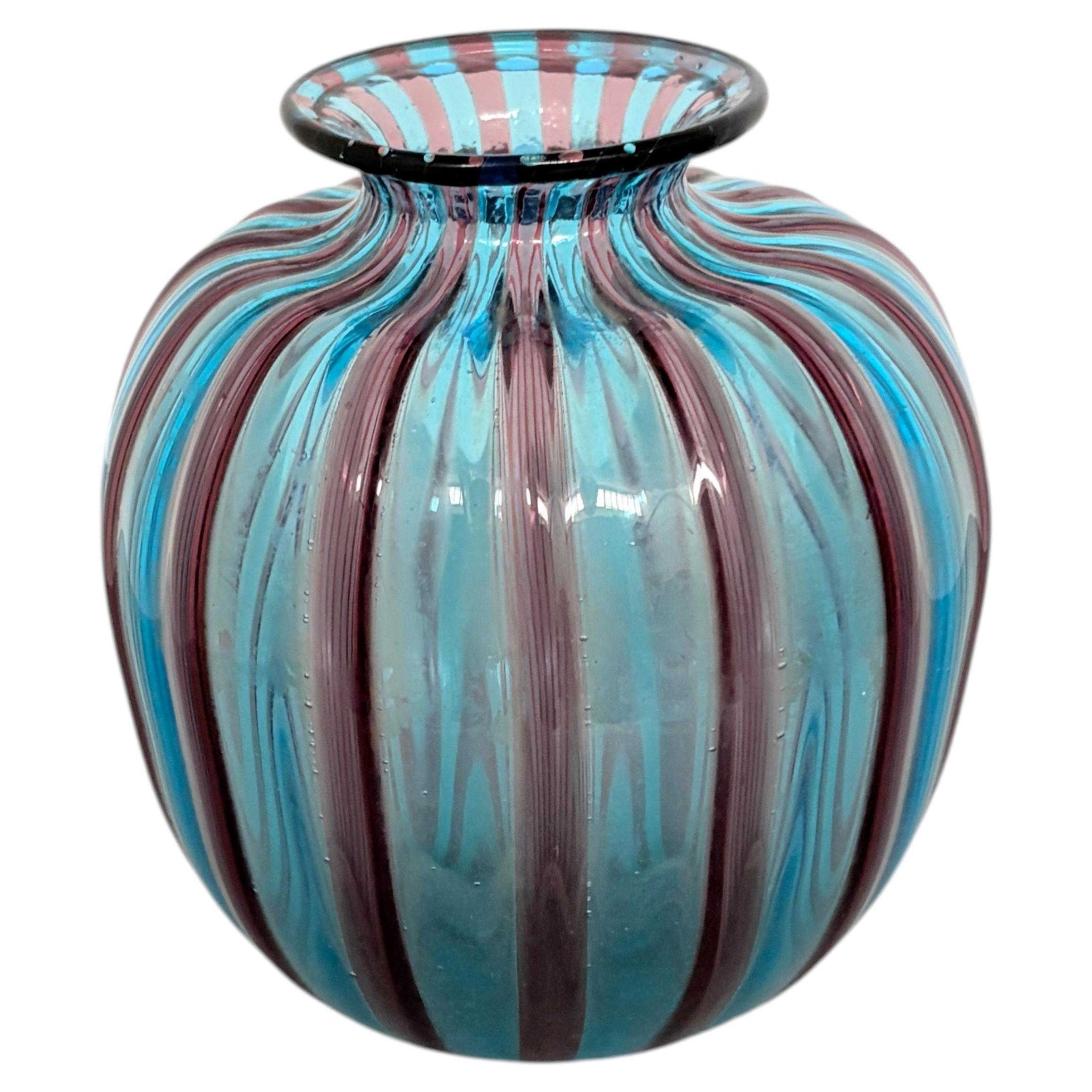 Murano-Glasvase in Blau und Amethyst mit geripptem Muster und abgerundeter, bauchiger Form im Angebot