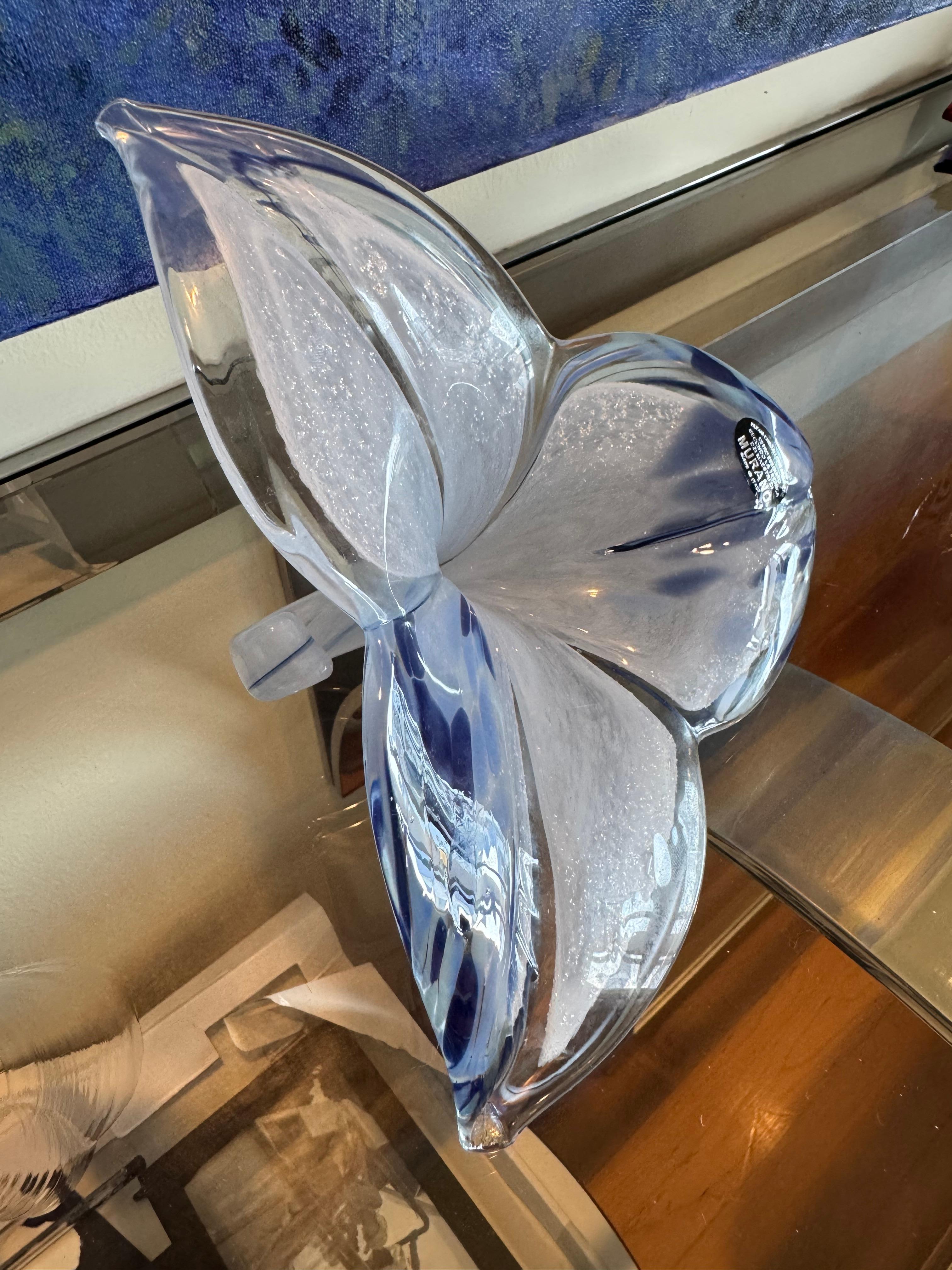 Diese Blume ist mundgeblasen.
Sie wurde in Murano, Italien, hergestellt. 
Sie ist blau und weiß mit 3 Blütenblättern.
Ein tolles Geschenk.
