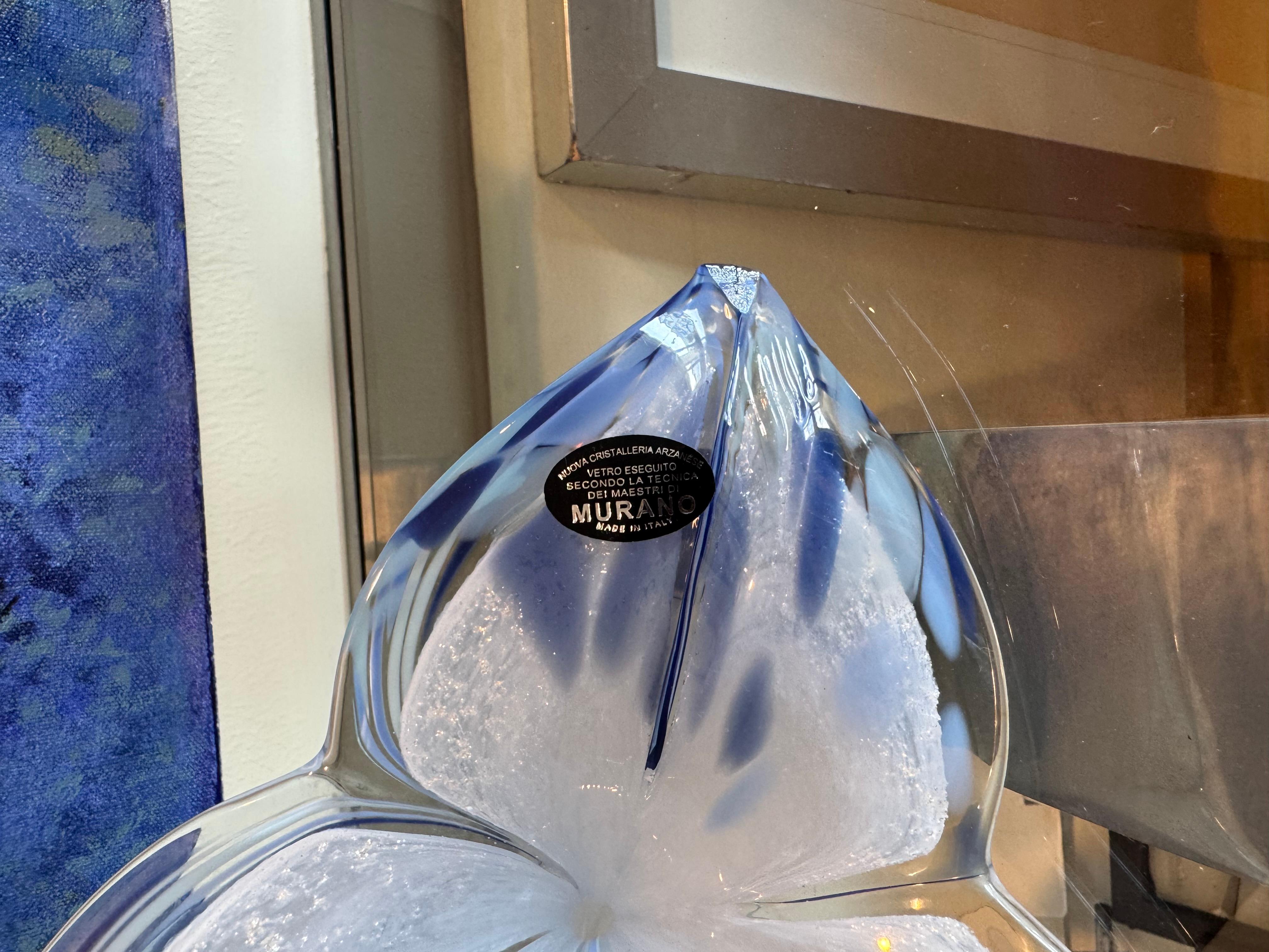 Murano Blaue und weiße mundgeblasene Blume (Italienisch) im Angebot