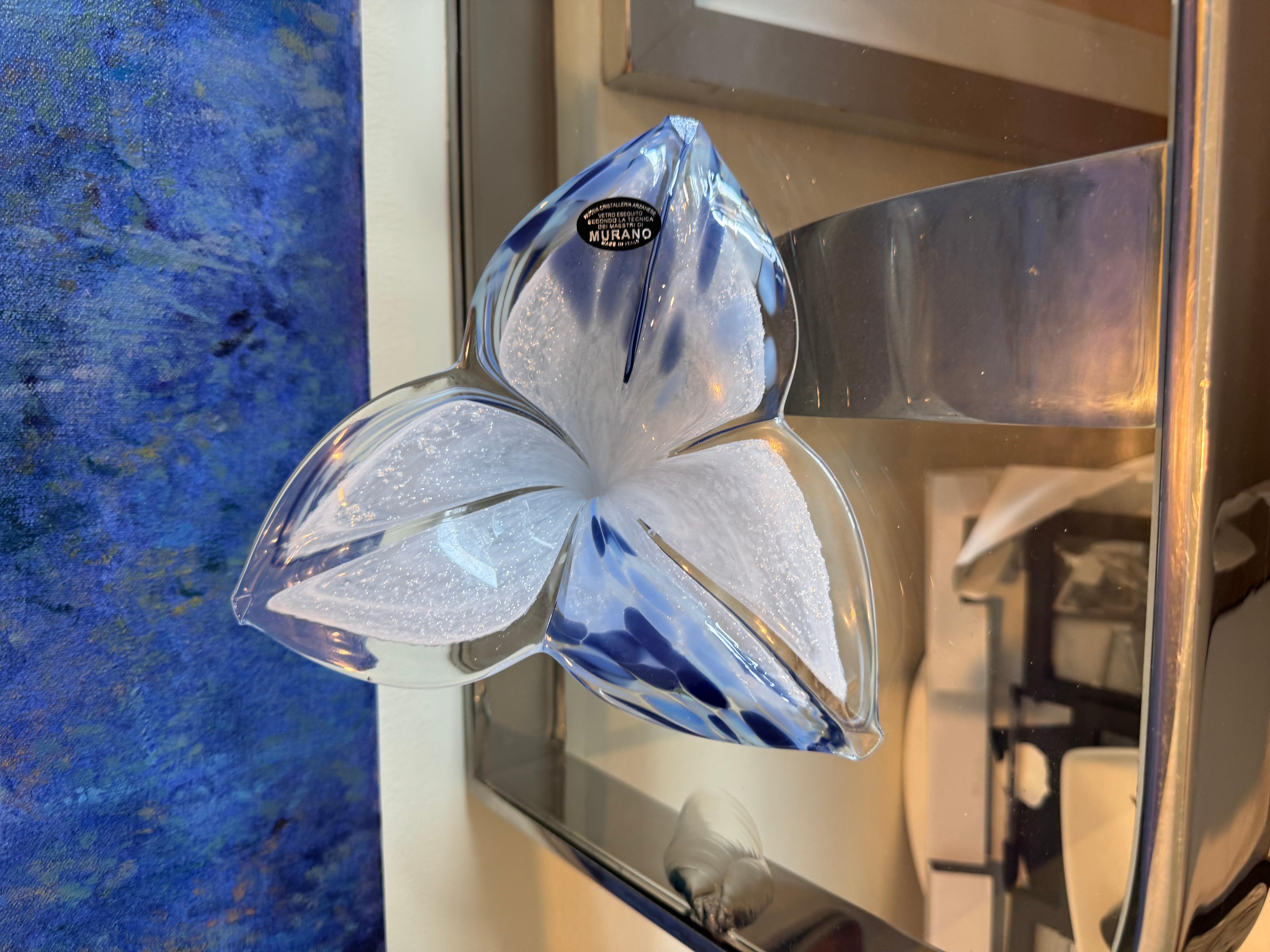 Murano Blaue und weiße mundgeblasene Blume im Zustand „Gut“ im Angebot in Pasadena, TX