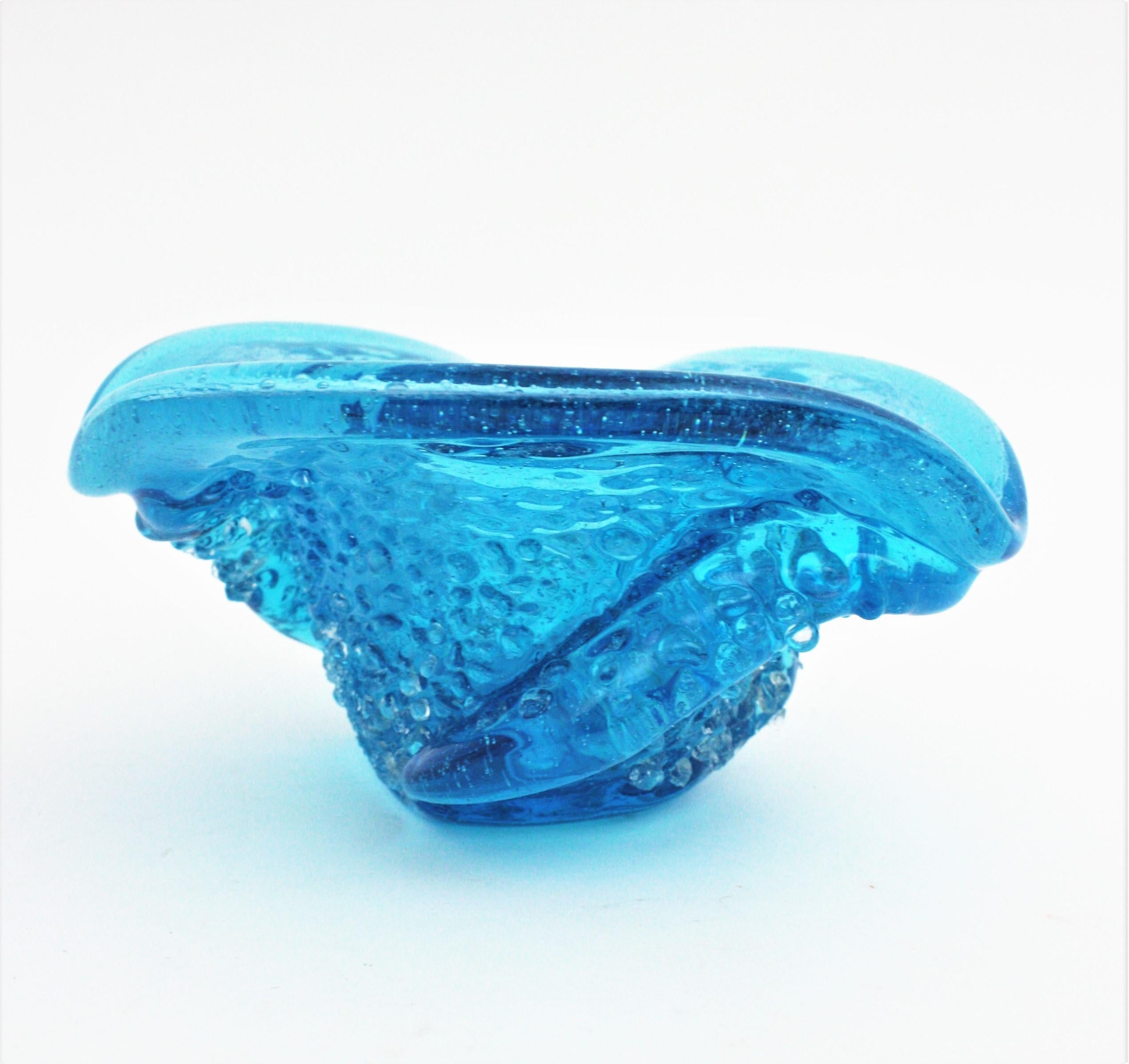 Bol de centre de table en verre d'art bleu de Murano avec gouttes de verre transparent appliquées en vente 3