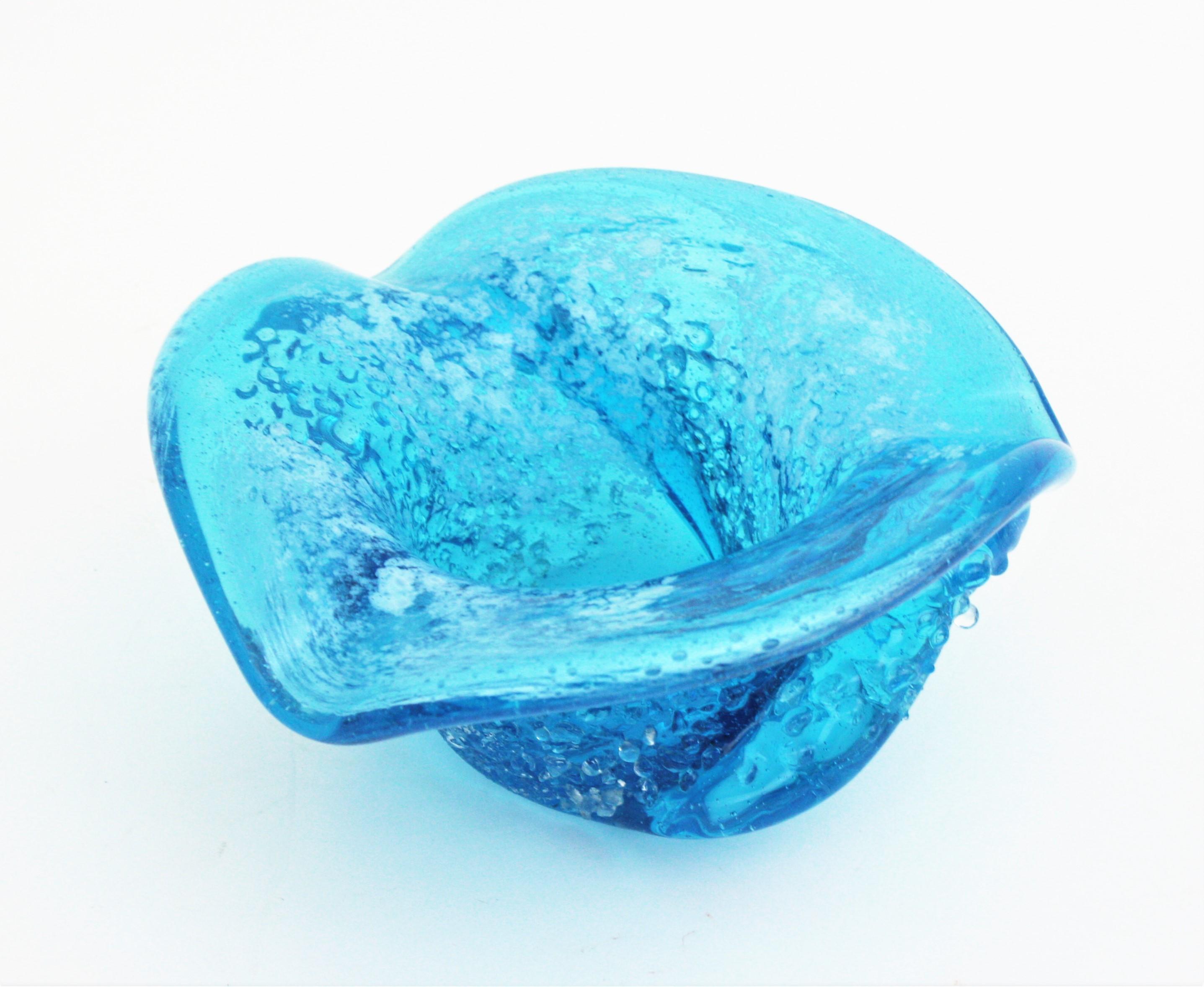 Bol de centre de table en verre d'art bleu de Murano avec gouttes de verre transparent appliquées en vente 5