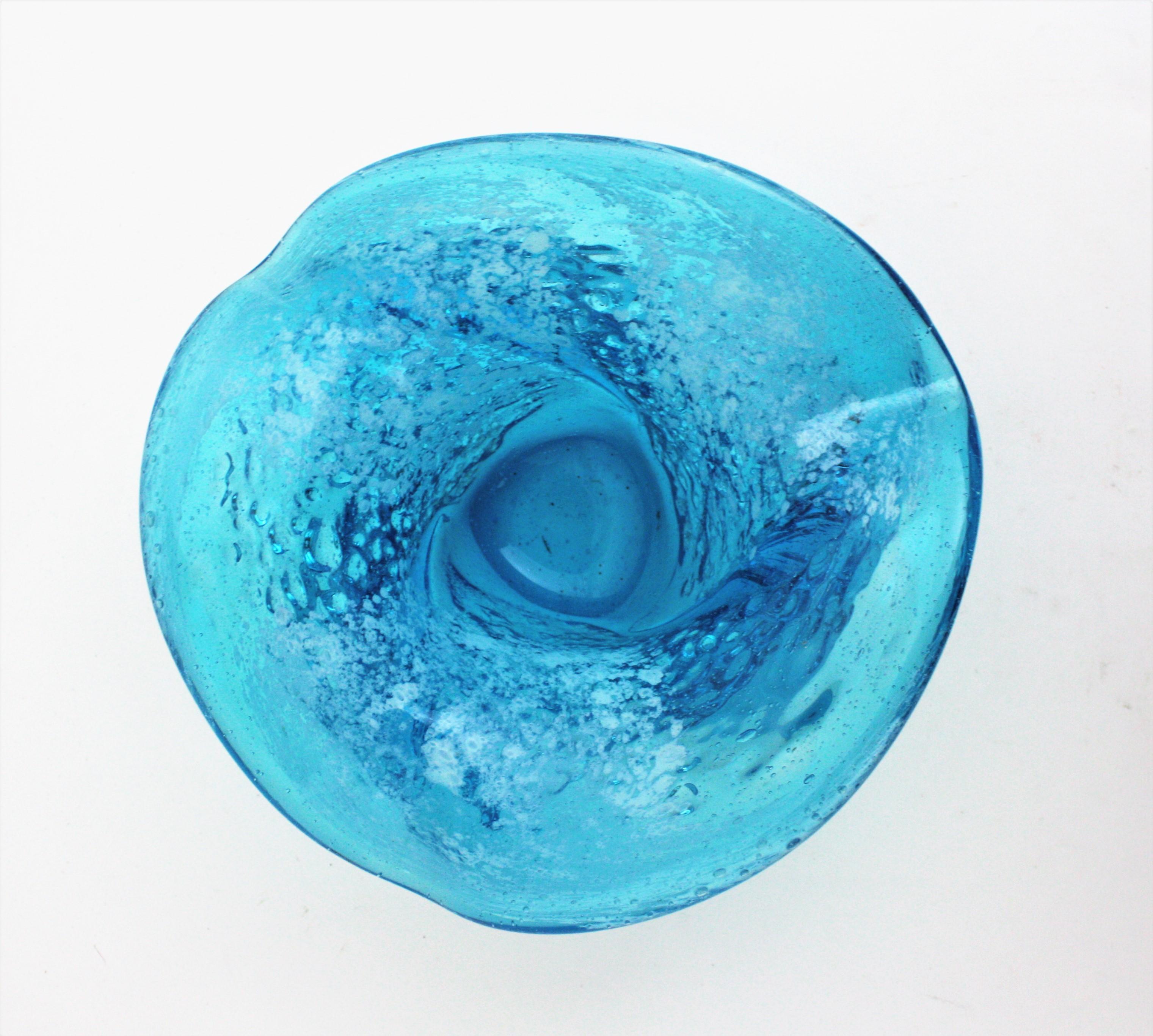 Bol de centre de table en verre d'art bleu de Murano avec gouttes de verre transparent appliquées en vente 7