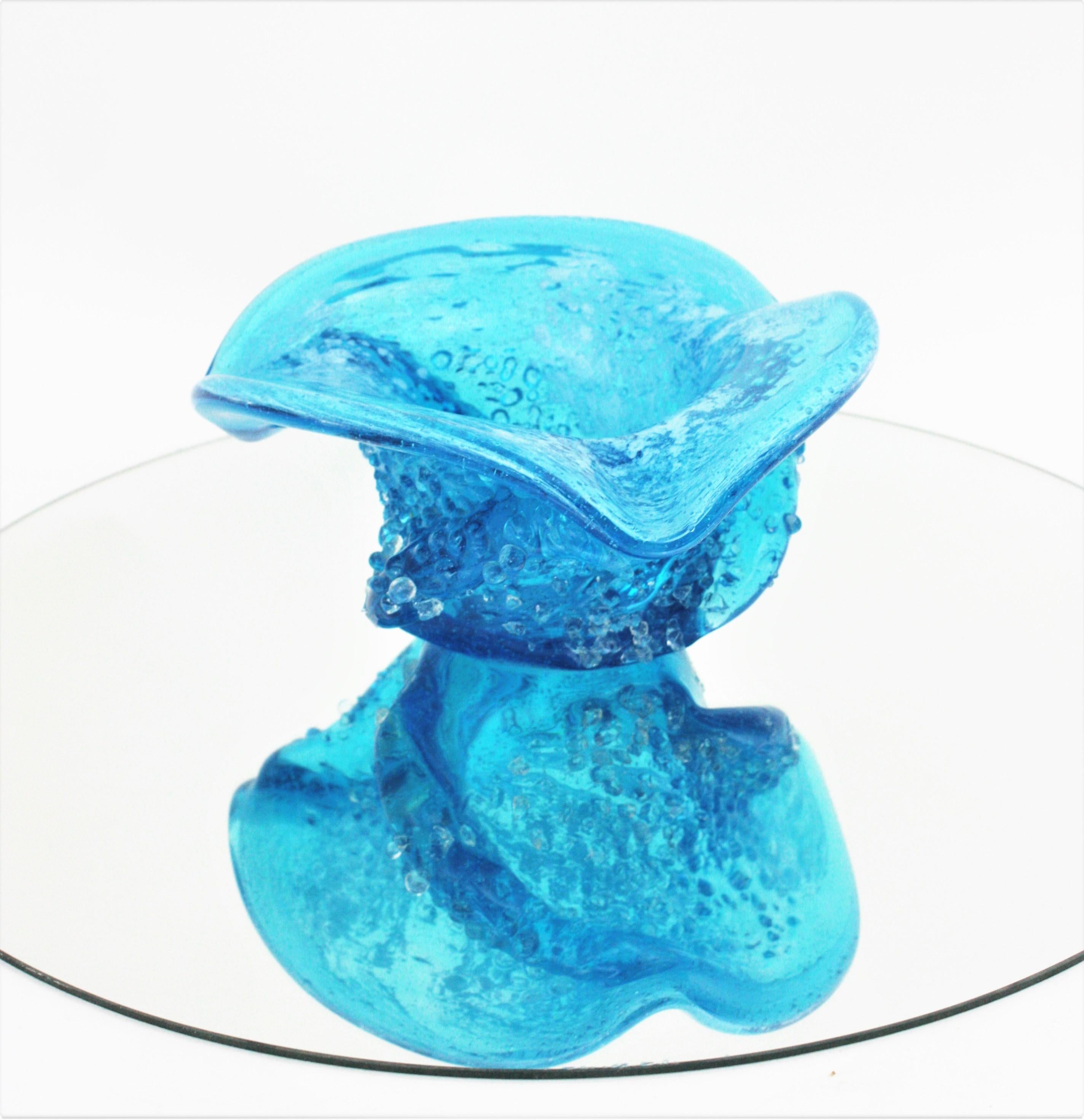 Verre sommerso Bol de centre de table en verre d'art bleu de Murano avec gouttes de verre transparent appliquées en vente