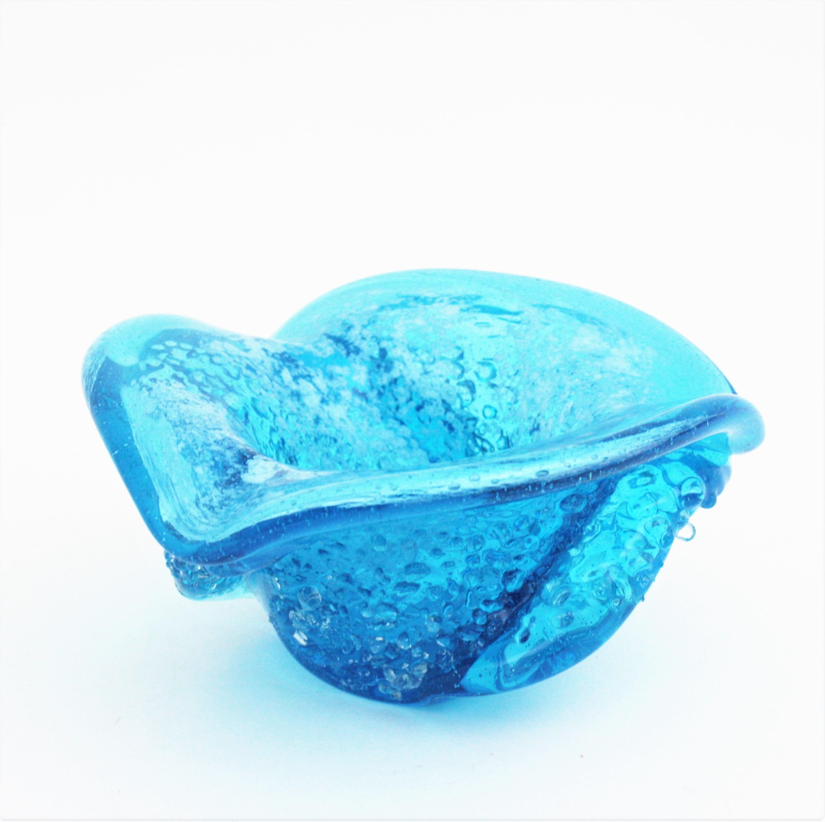 Bol de centre de table en verre d'art bleu de Murano avec gouttes de verre transparent appliquées en vente 1