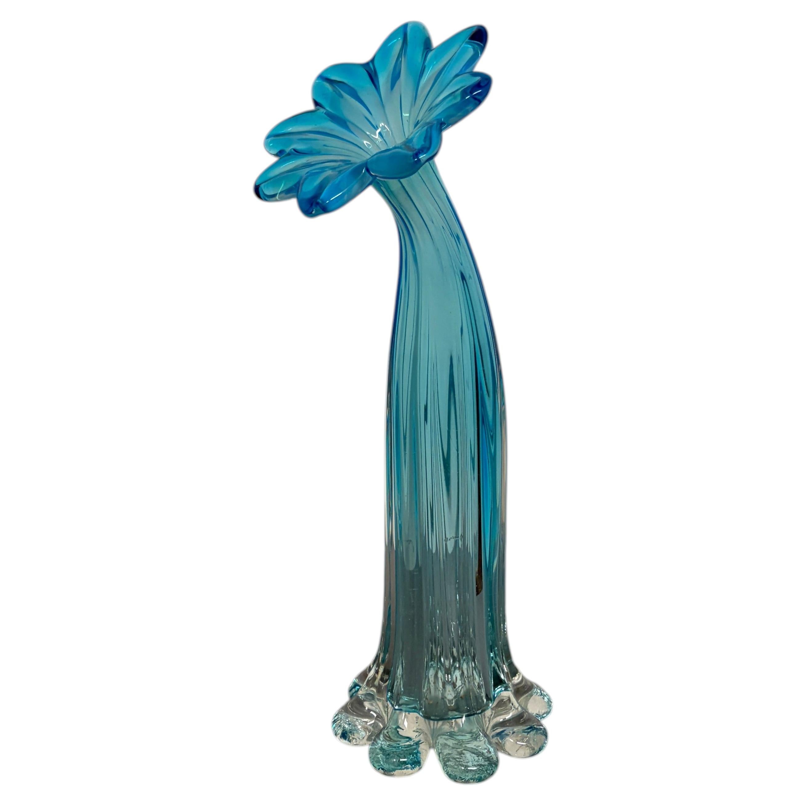 Vase à fleurs « Murano Blue Art Glass » avec bord en pétales évasés et tige nervurée