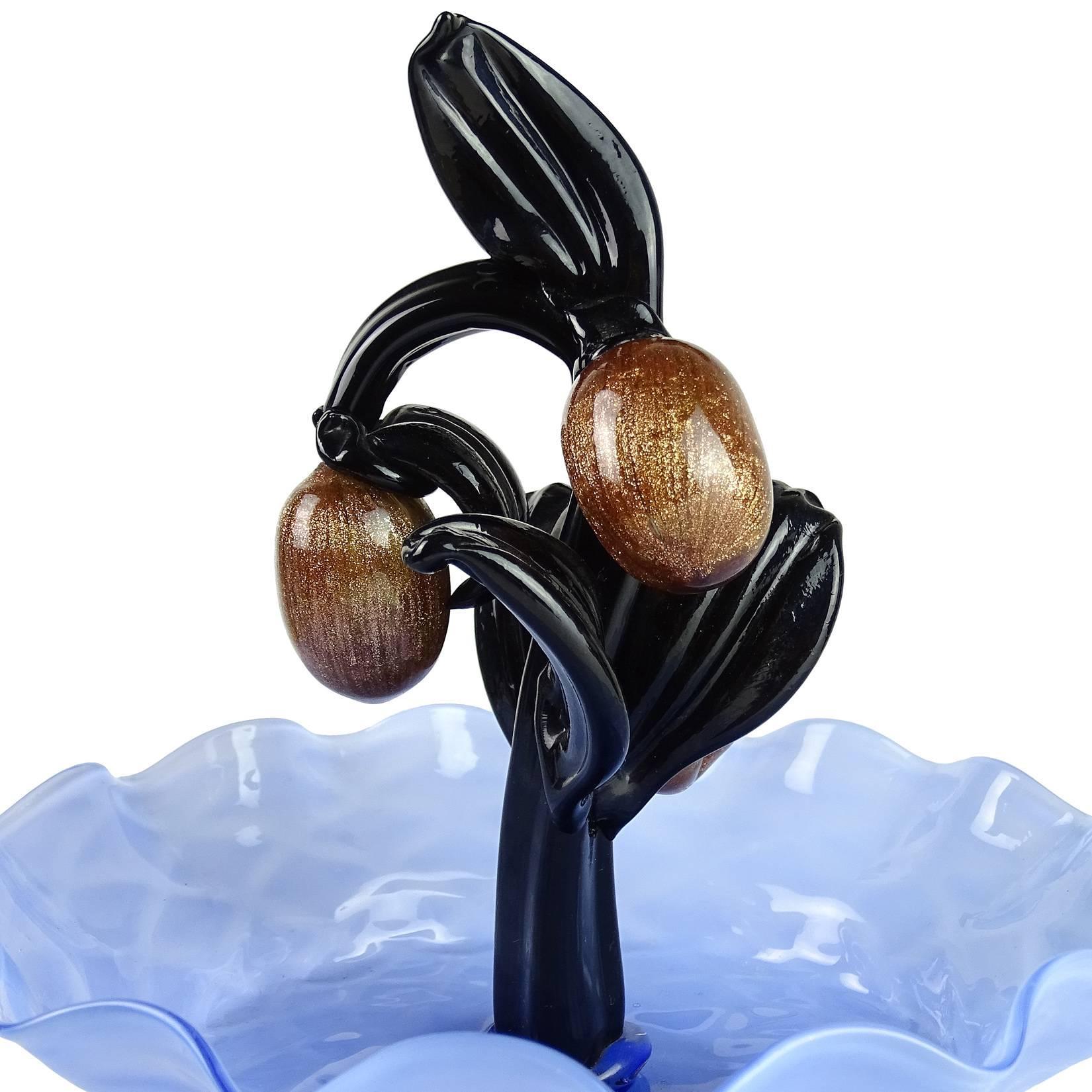 Preciosa escultura decorativa de cristal artístico italiano de Murano soplado a mano de color azul claro, negro y motas de aventurina. Creado a la manera de las empresas Venini y Seguso Vetri d'Arte. En los libros de ambas empresas aparecen muestras