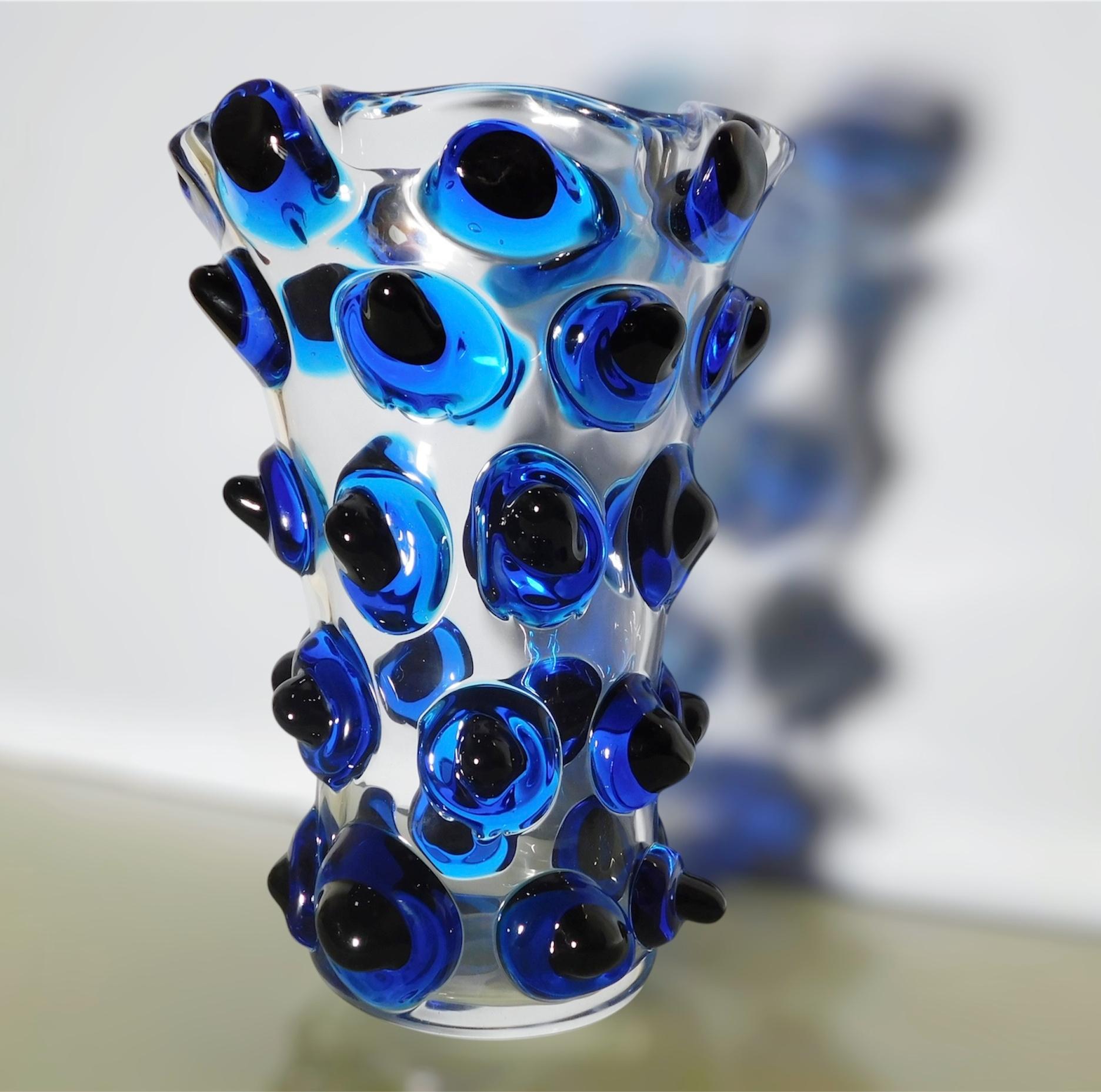 Vaso in vetro artistico italiano trasparente di Murano soffiato a mano con bugnato blu / Prodotto in Italia da Giuliano Busato, circa anni '90
Marchio originale del produttore sul lato inferiore
Misure: Altezza 20 pollici, larghezza 12 pollici,