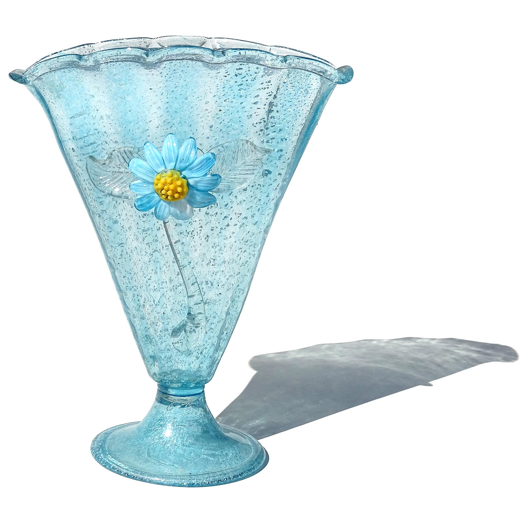 Magnifique vase à pied en forme d'éventail en verre d'art italien soufflé à la main à Murano en bleu et mouchetures d'argent. Attribué à la société Fratelli Toso, avec un vase similaire illustré dans le livre de la société. Le vase est abondamment
