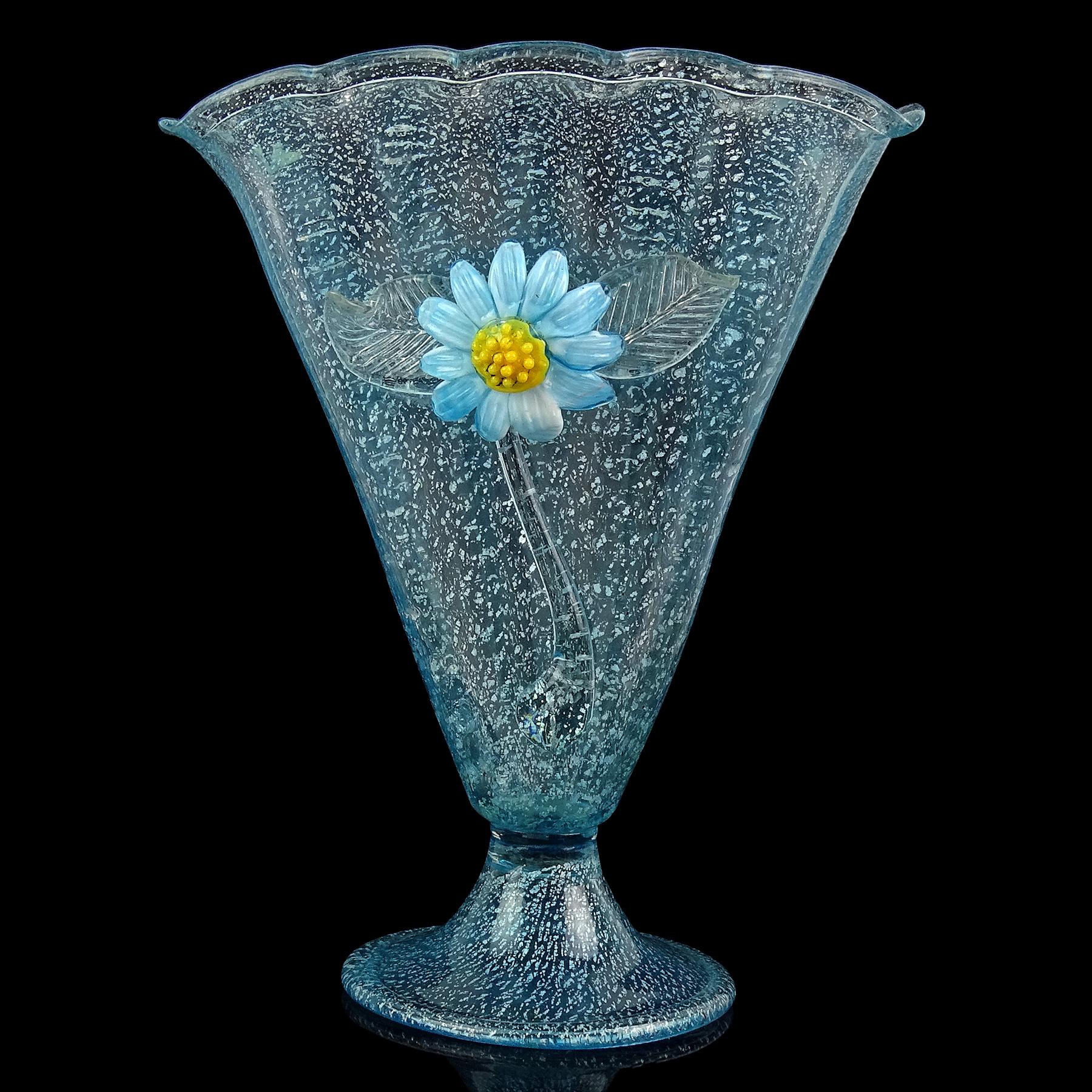 Art déco Murano Blue Daisy Silver Flecks Italian Art Glass Tall Fan Shape Flower Vase (Vase à fleurs en forme d'éventail) en vente