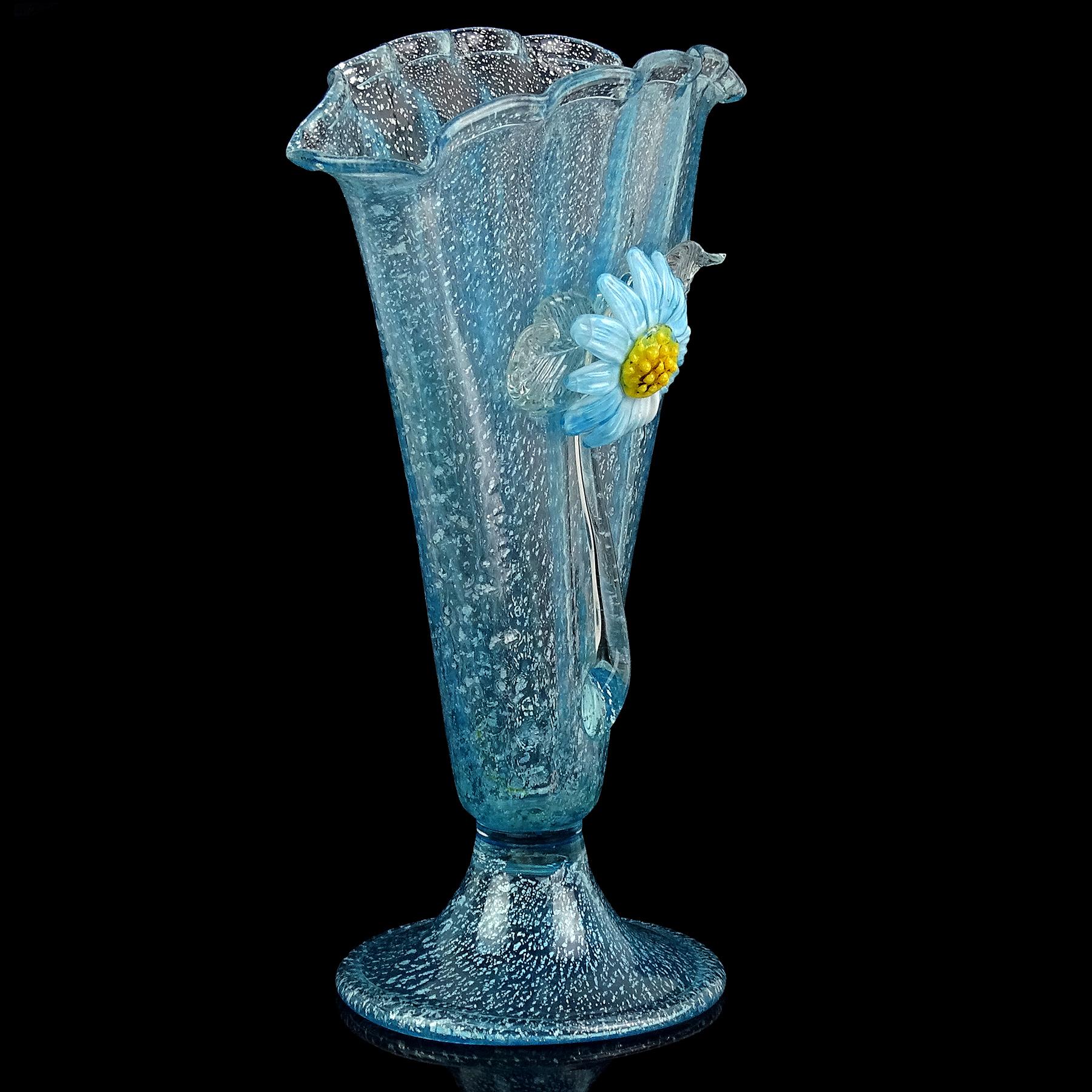 Fait main Murano Blue Daisy Silver Flecks Italian Art Glass Tall Fan Shape Flower Vase (Vase à fleurs en forme d'éventail) en vente