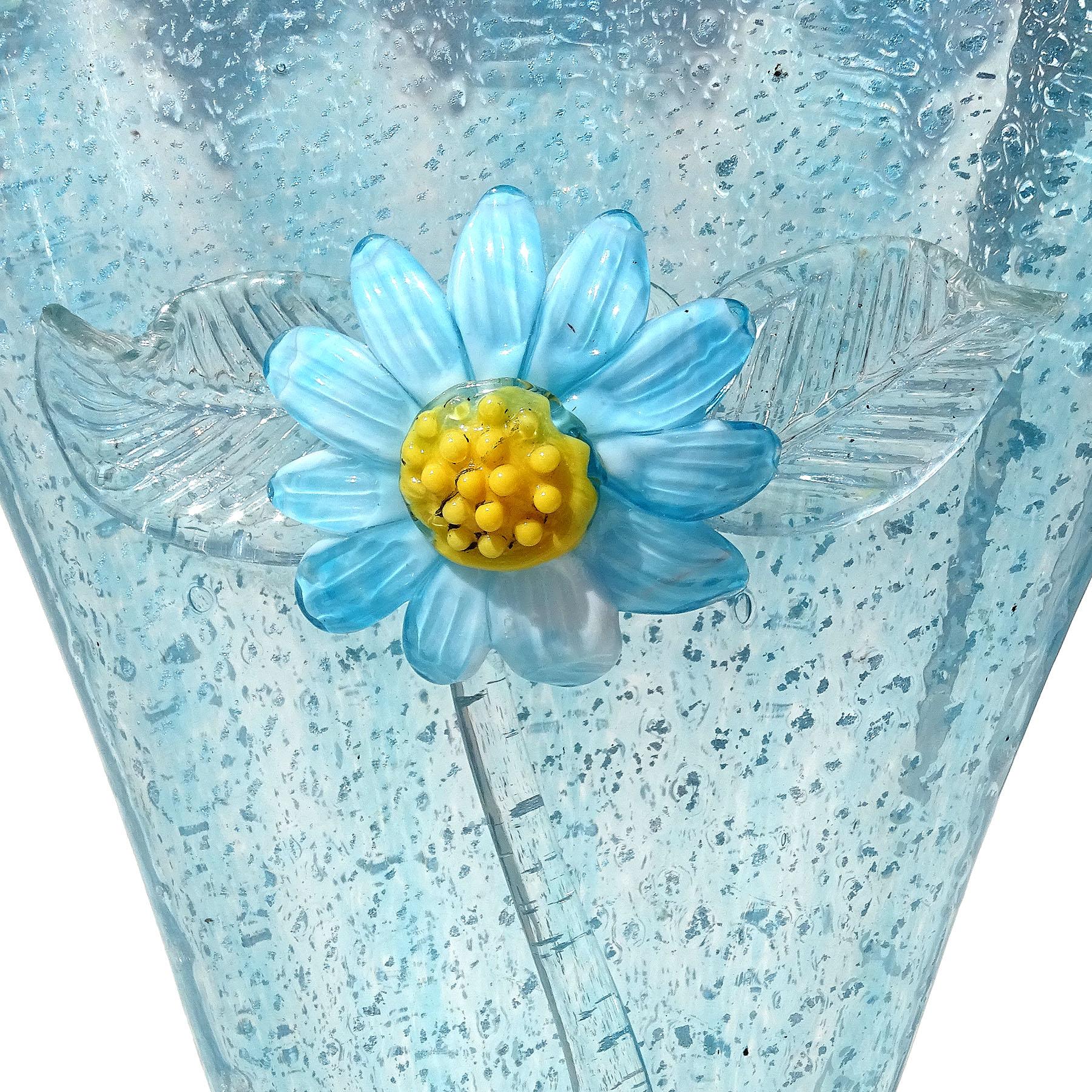 20ième siècle Murano Blue Daisy Silver Flecks Italian Art Glass Tall Fan Shape Flower Vase (Vase à fleurs en forme d'éventail) en vente