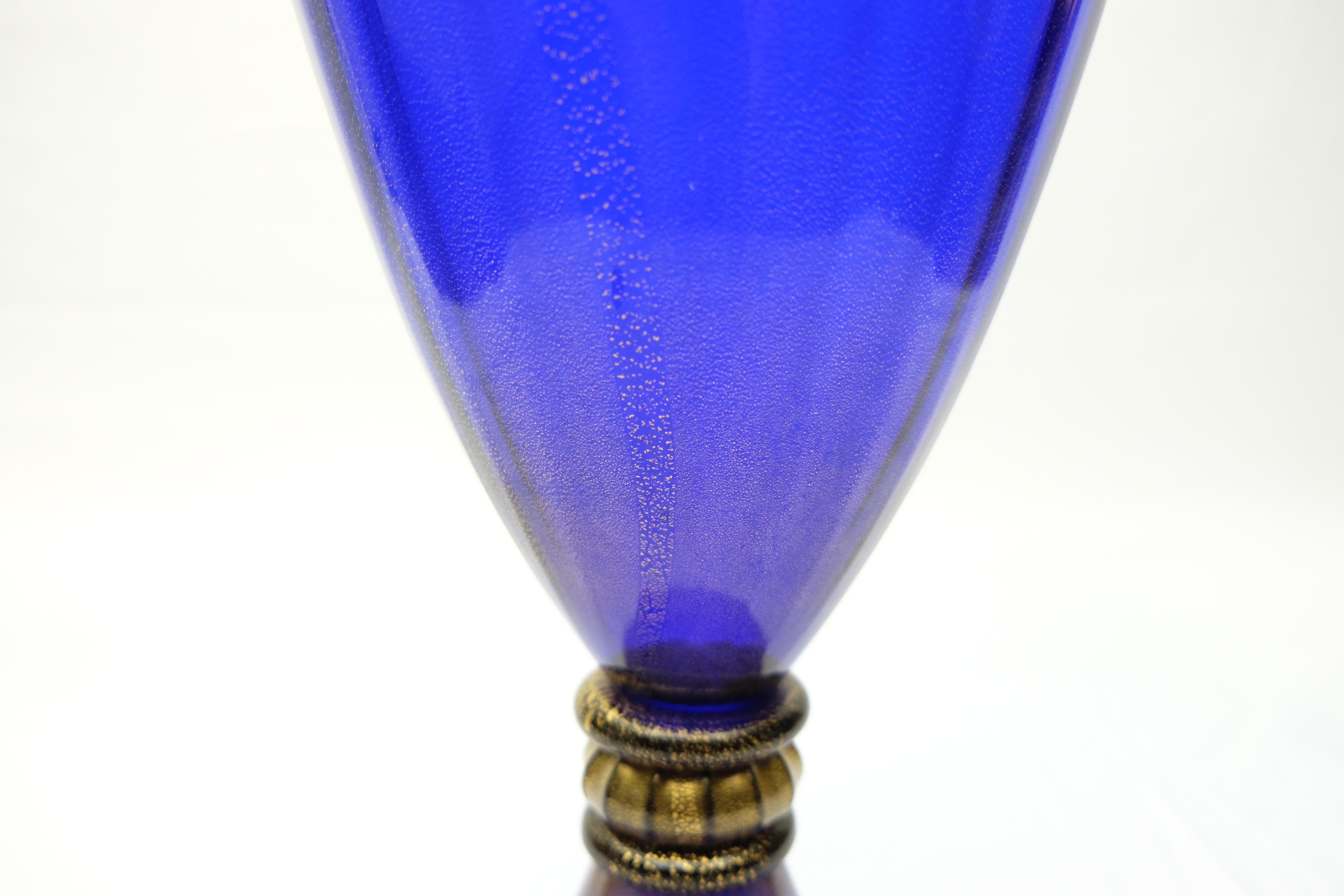 Vase aus blauem Muranoglas und 24 Karat Gold von Gabbiani Venezia:: Italien

Zum Verkauf angeboten wird eine golddurchzogene kobaltblaue Vase aus Muranoglas von Gabbiani. Die Goldinfusion findet sich im gesamten Blau sowie im transparenten