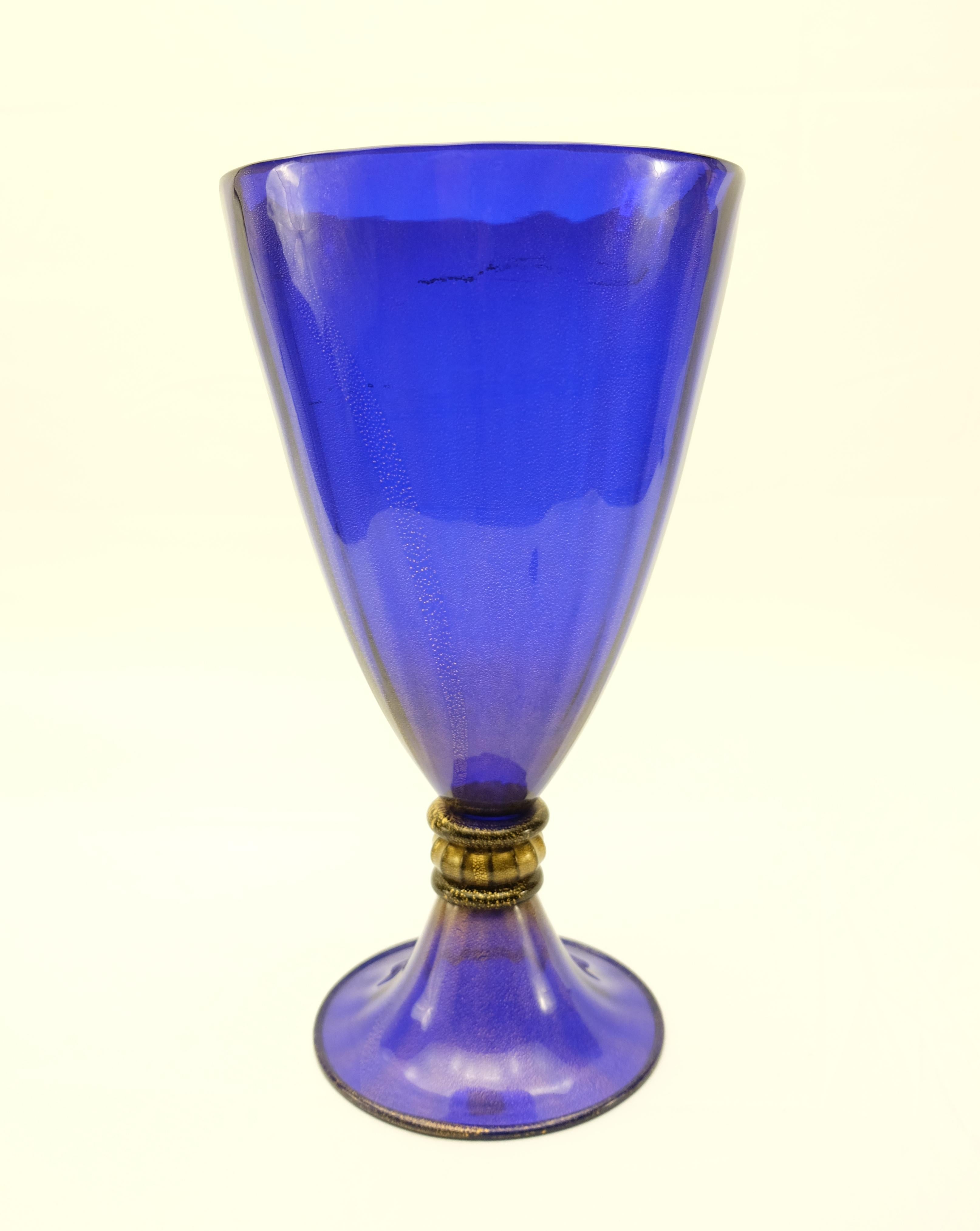 Murano Blue Glass 24-Karat Gold-Infused Vase von Gabbiani Venezia:: Italien (Italienisch) im Angebot