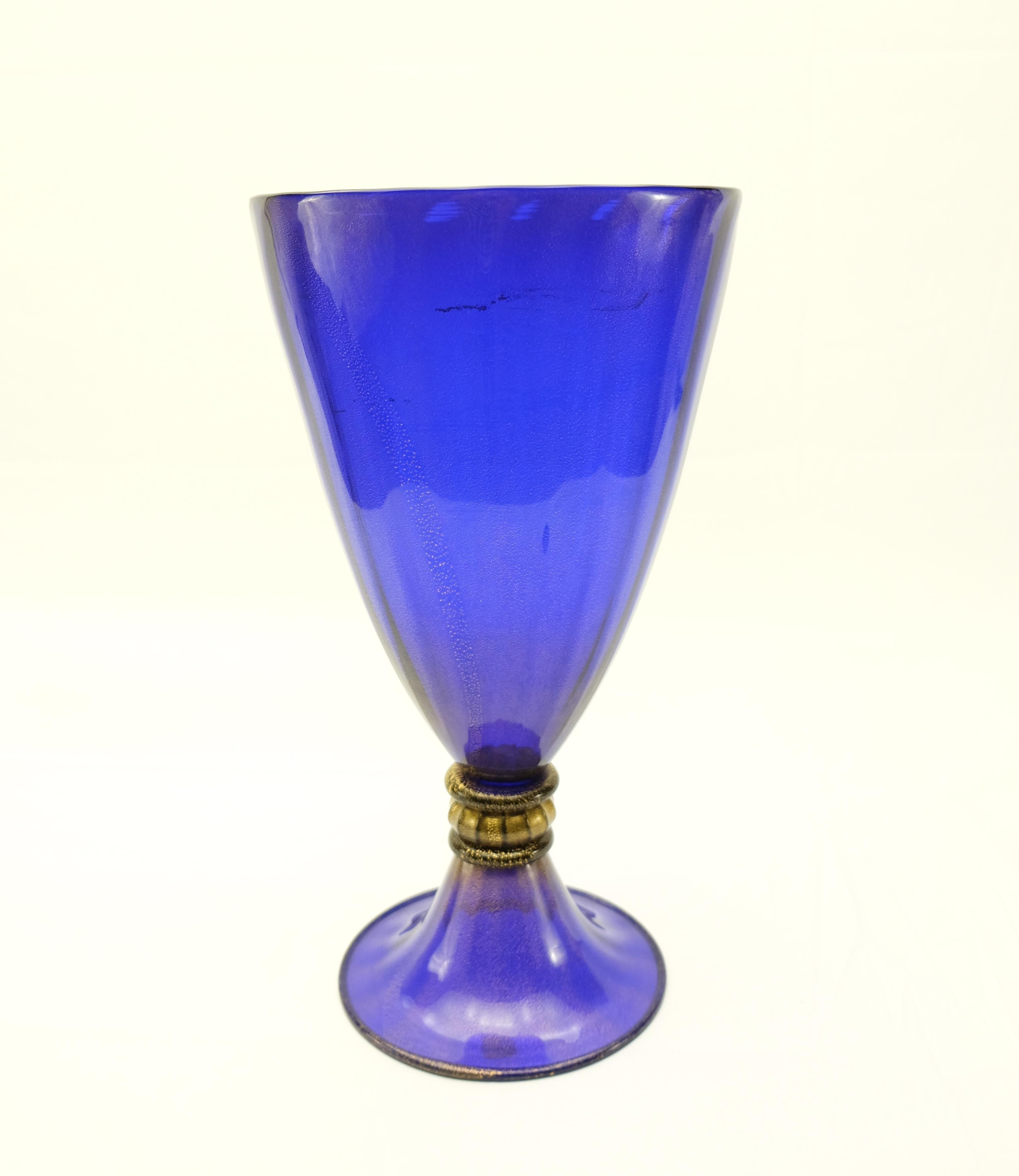 Murano Blue Glass 24-Karat Gold-Infused Vase von Gabbiani Venezia:: Italien im Zustand „Hervorragend“ im Angebot in Miami, FL