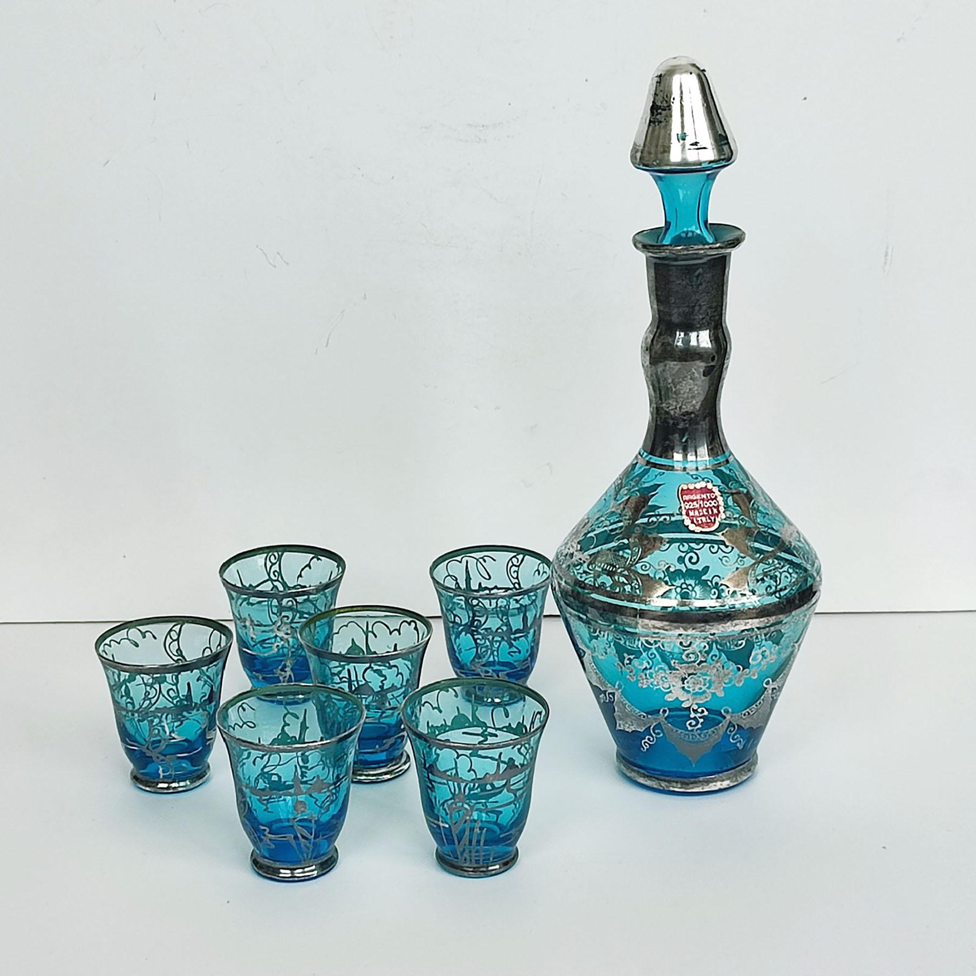 Une belle carafe à liqueur vintage en verre bleu de Murano avec bouchon et six verres à liqueur assortis. Chacun d'entre eux est recouvert d'une couche d'argent sterling, décorée du paysage de San Giorgio. Les verres sont décorés de la même manière.