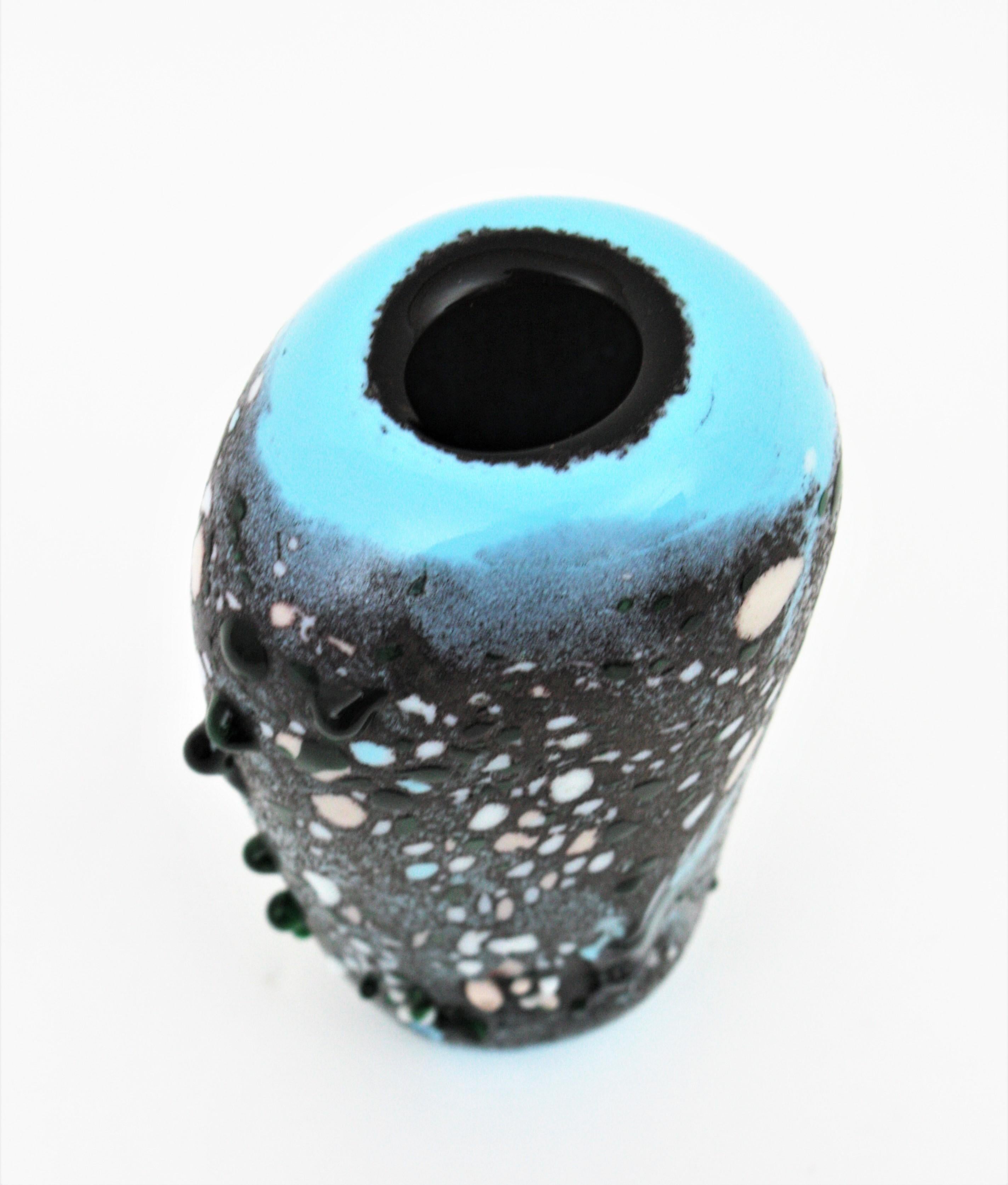 Vaso in vetro artistico di Murano blu grigio con murrine applicate multicolore in vendita 5