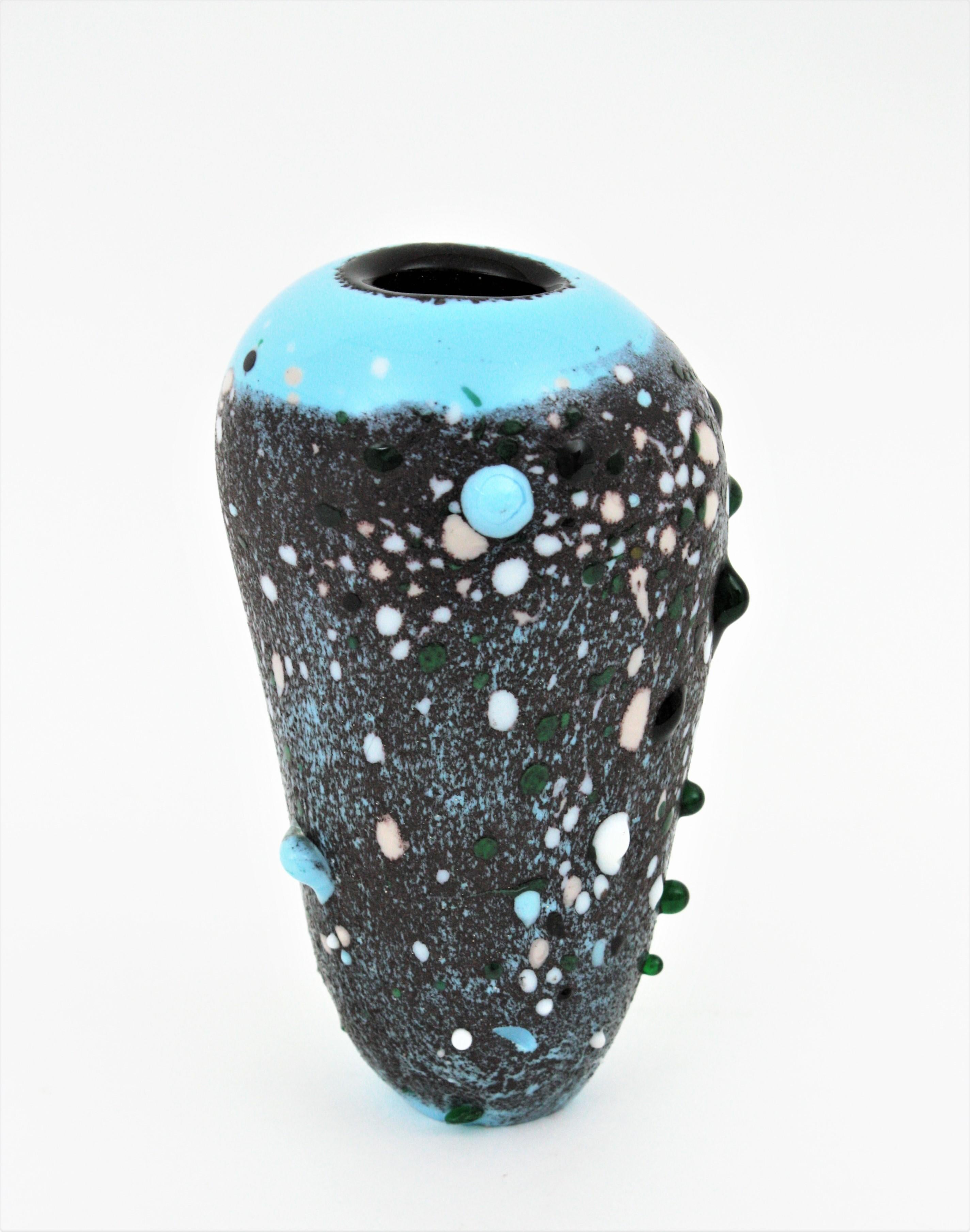 Mid-Century moderno Vaso in vetro artistico di Murano blu grigio con murrine applicate multicolore in vendita