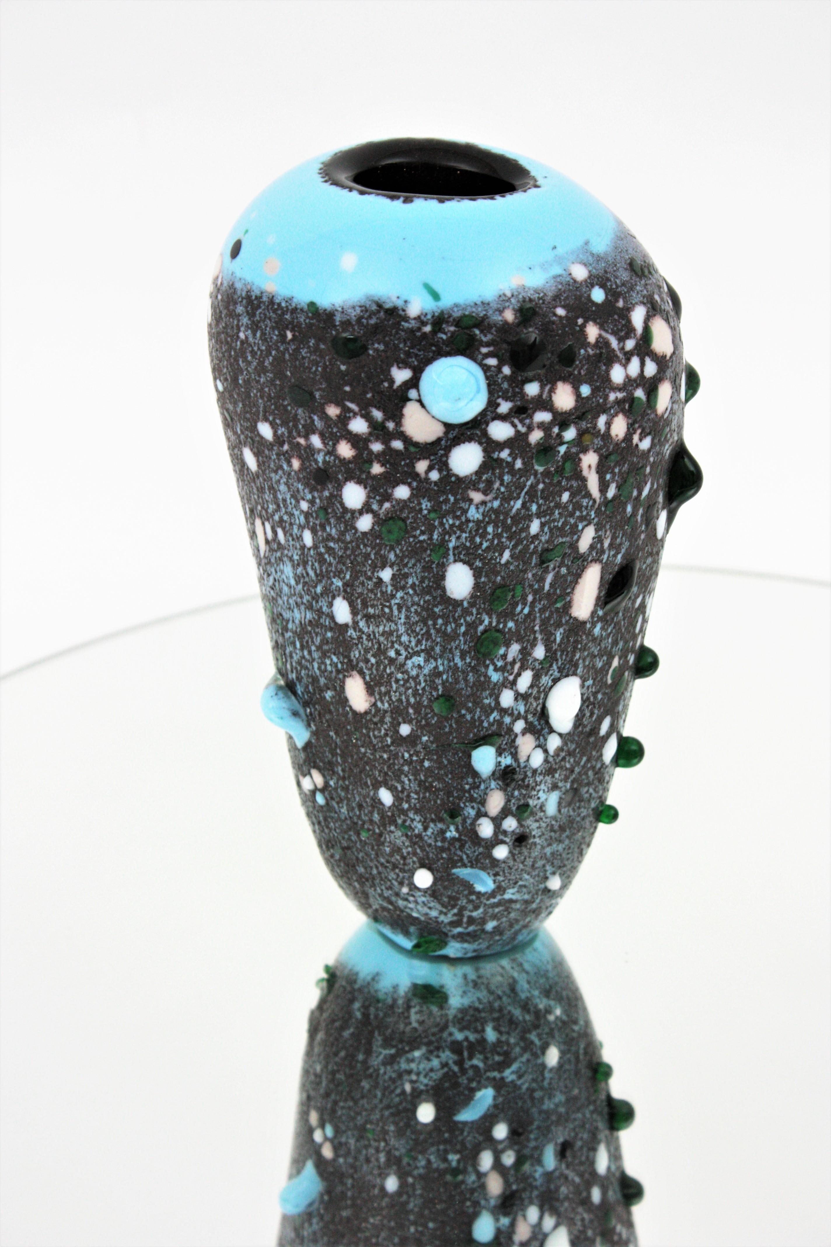 Fatto a mano Vaso in vetro artistico di Murano blu grigio con murrine applicate multicolore in vendita