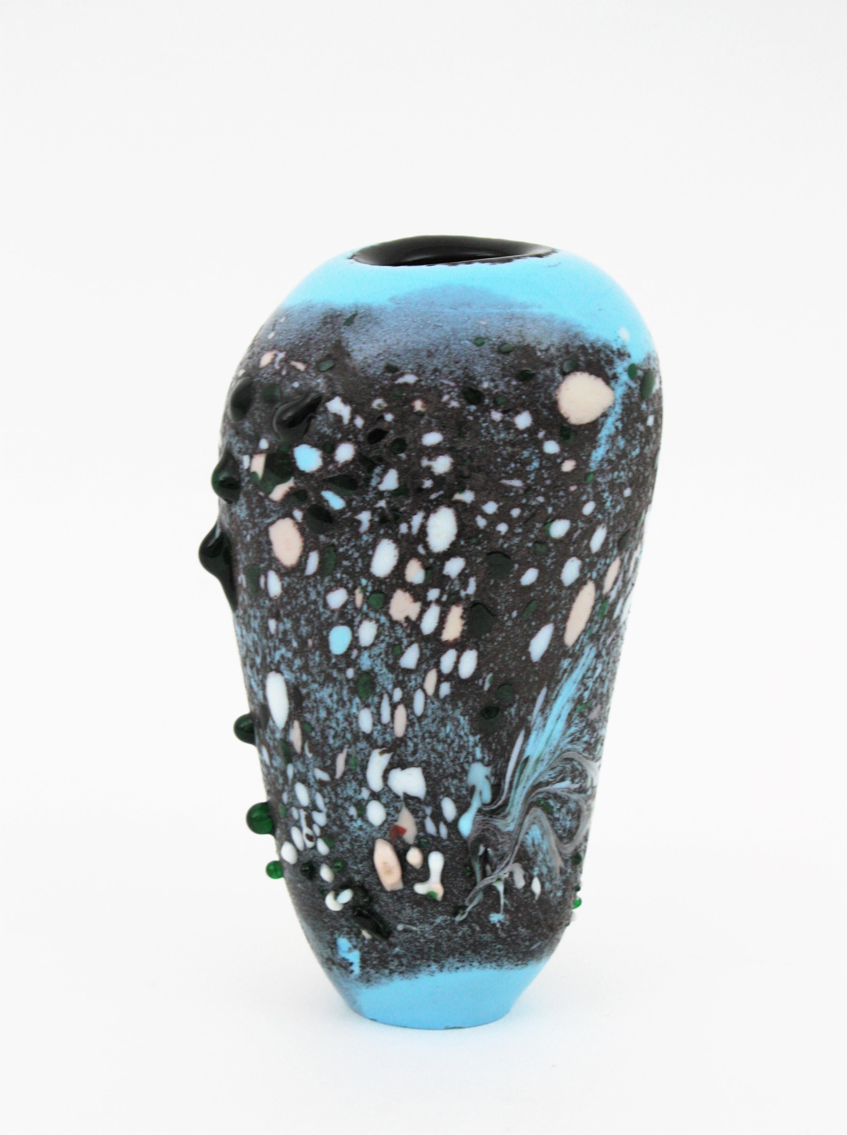 Vaso in vetro artistico di Murano blu grigio con murrine applicate multicolore in vendita 2
