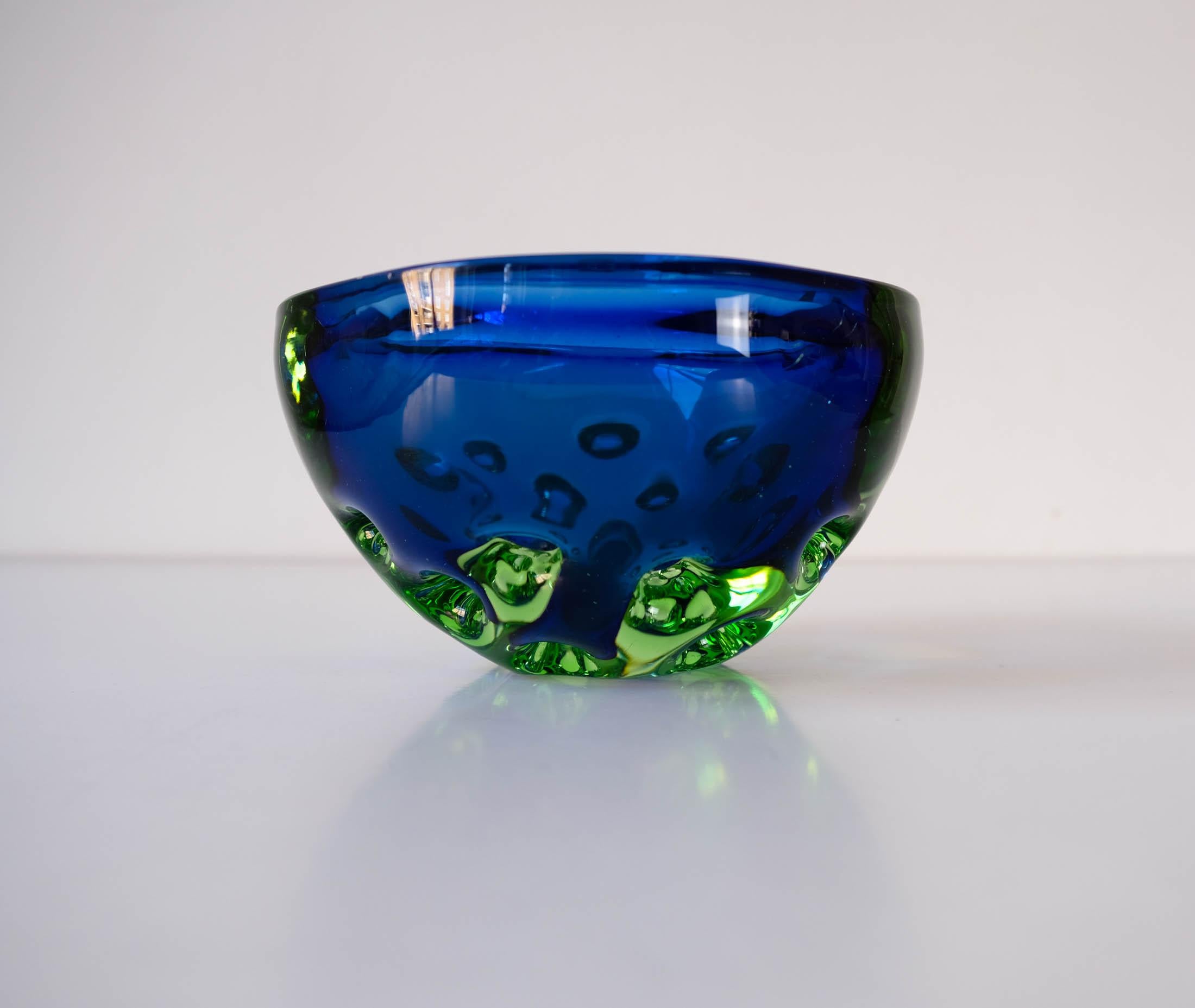 Zu verkaufen eine Mid-Century Sommerso blau & grün Murano genoppt Geode vide poche/catch-all Schale von Galliano Ferro, Italien ca. 1960er Jahre.

Diese wunderschöne Schale befindet sich in einem guten Vintage-Zustand, mit einigen kleinen Flecken