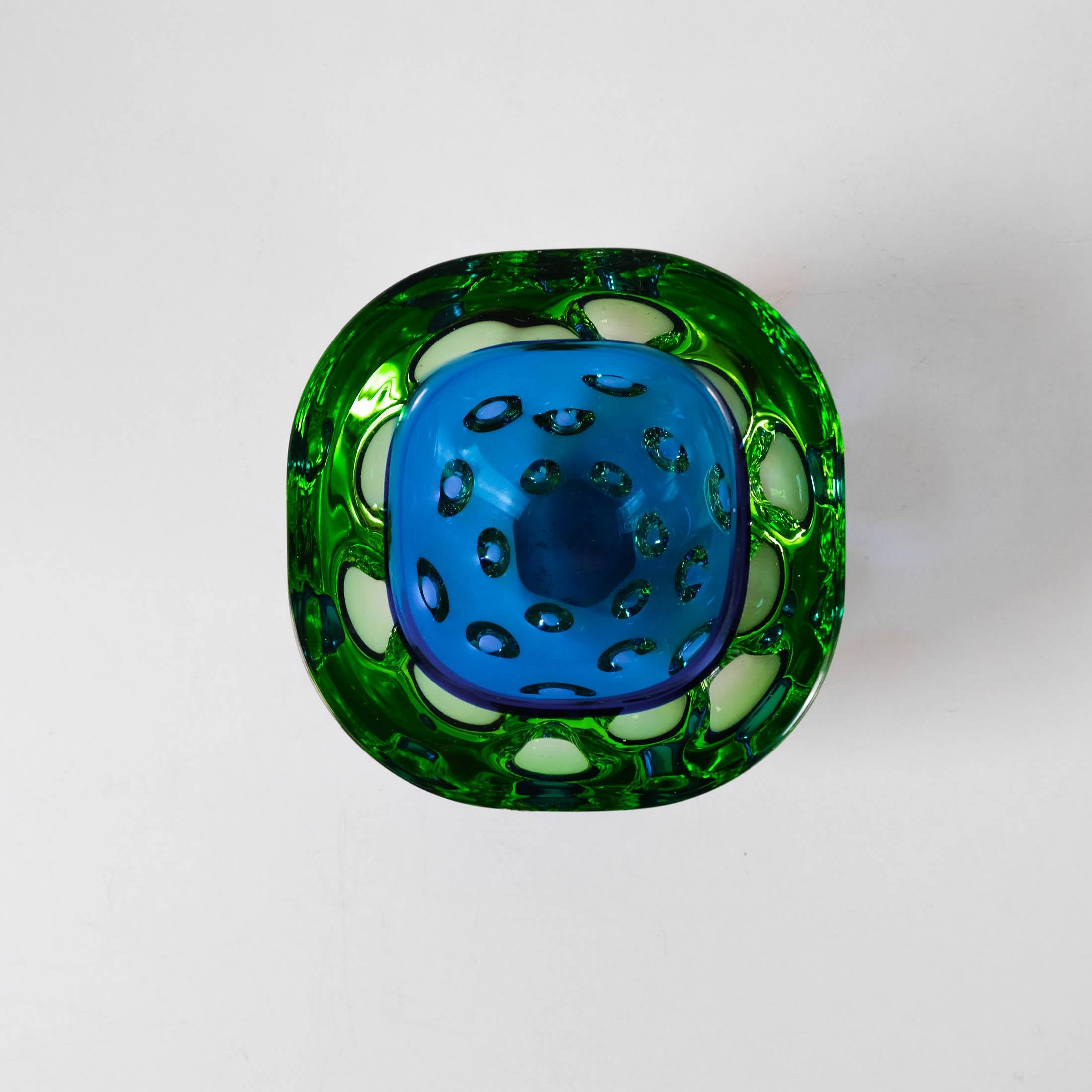 Geometrische Sommerso-Schale aus Muranoglas in Blau und Grün von Galliano Ferro, ca. 1960er Jahre (Moderne der Mitte des Jahrhunderts) im Angebot